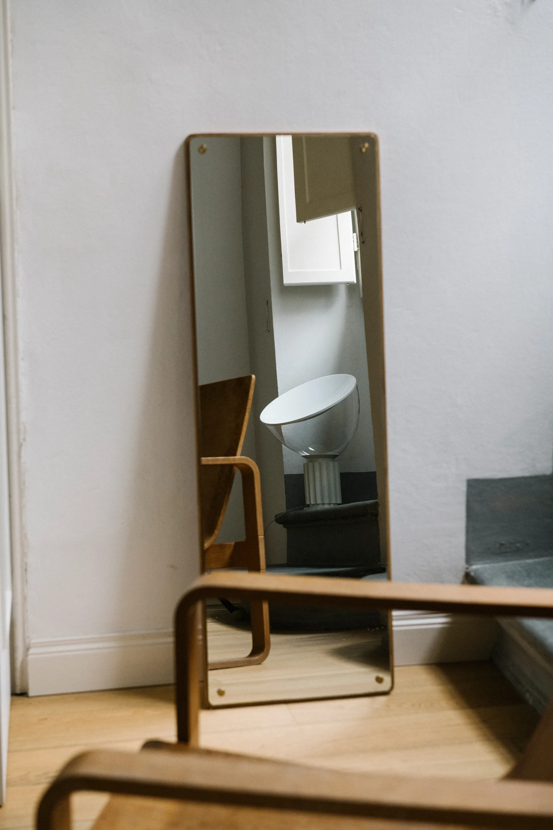 Taccia Small bordlampe LED 48,5 cm, Mat hvid-glaskuppel Flos