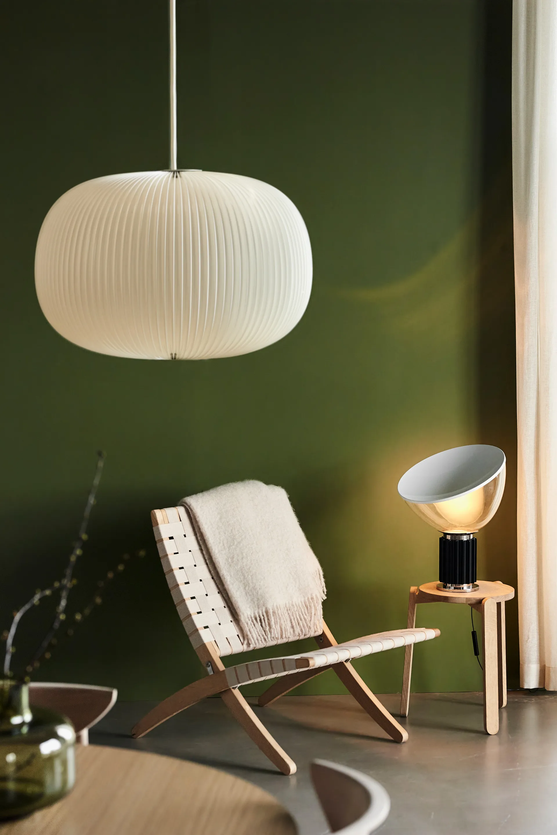 Taccia Small bordlampe LED 48,5 cm, Sort glaskuppel Flos