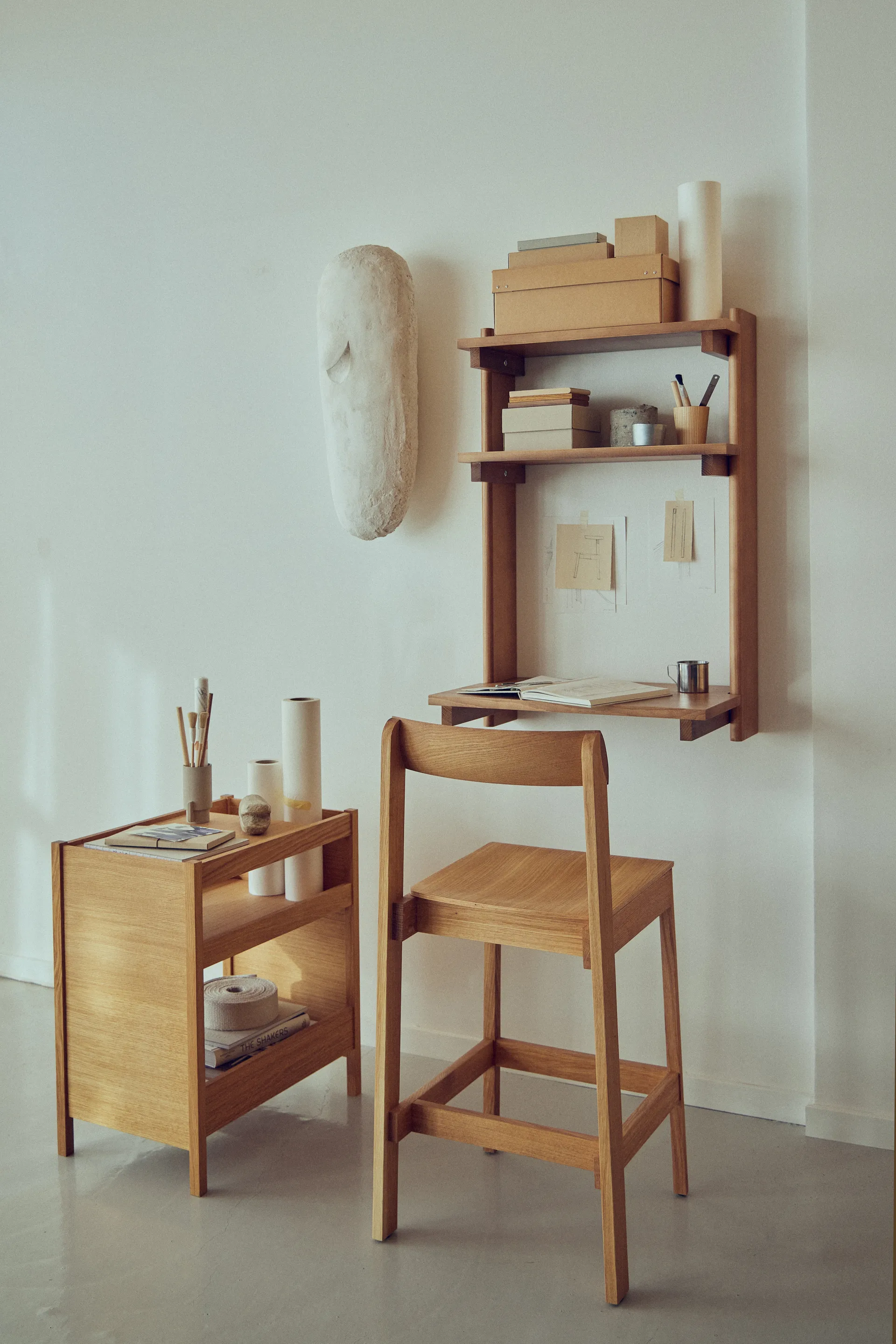 Beam Office Shelf reol med skrivebord, Deep brown pine, 60x90,5x40 cm Form & Refine