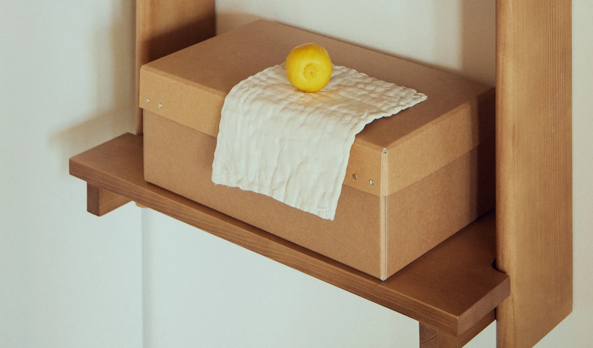 Beam Shelf væghylde, Deep brown pine, 60x90,5x25 cm Form & Refine