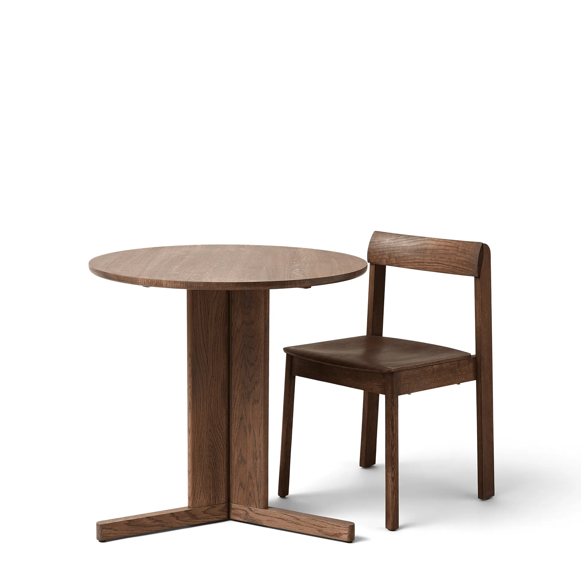 Trefoil spisebord Ø75 cm, Røget eg Form & Refine