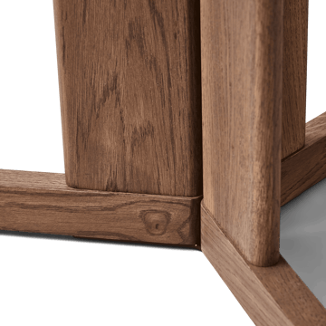 Trefoil spisebord Ø75 cm - Røget eg - Form & Refine