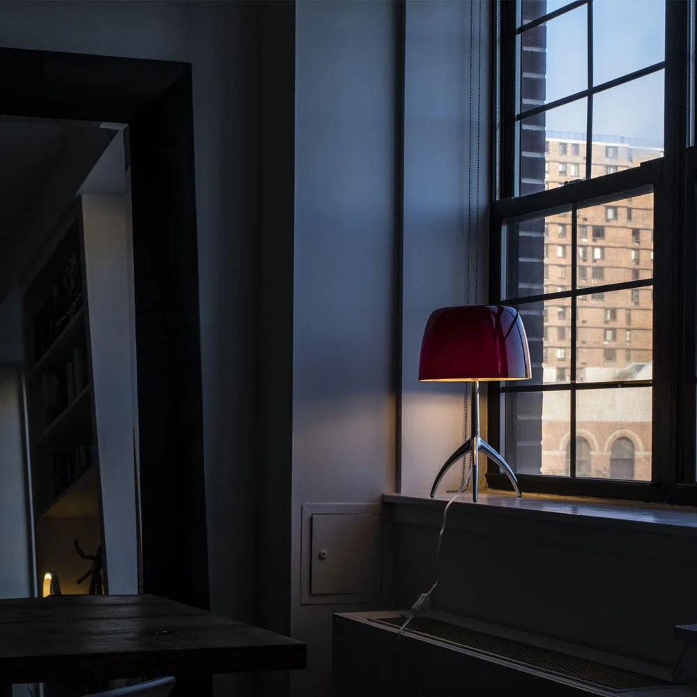 Lumiere Grande dæmpbar bordlampe, kirsebærrød, sort krom Foscarini