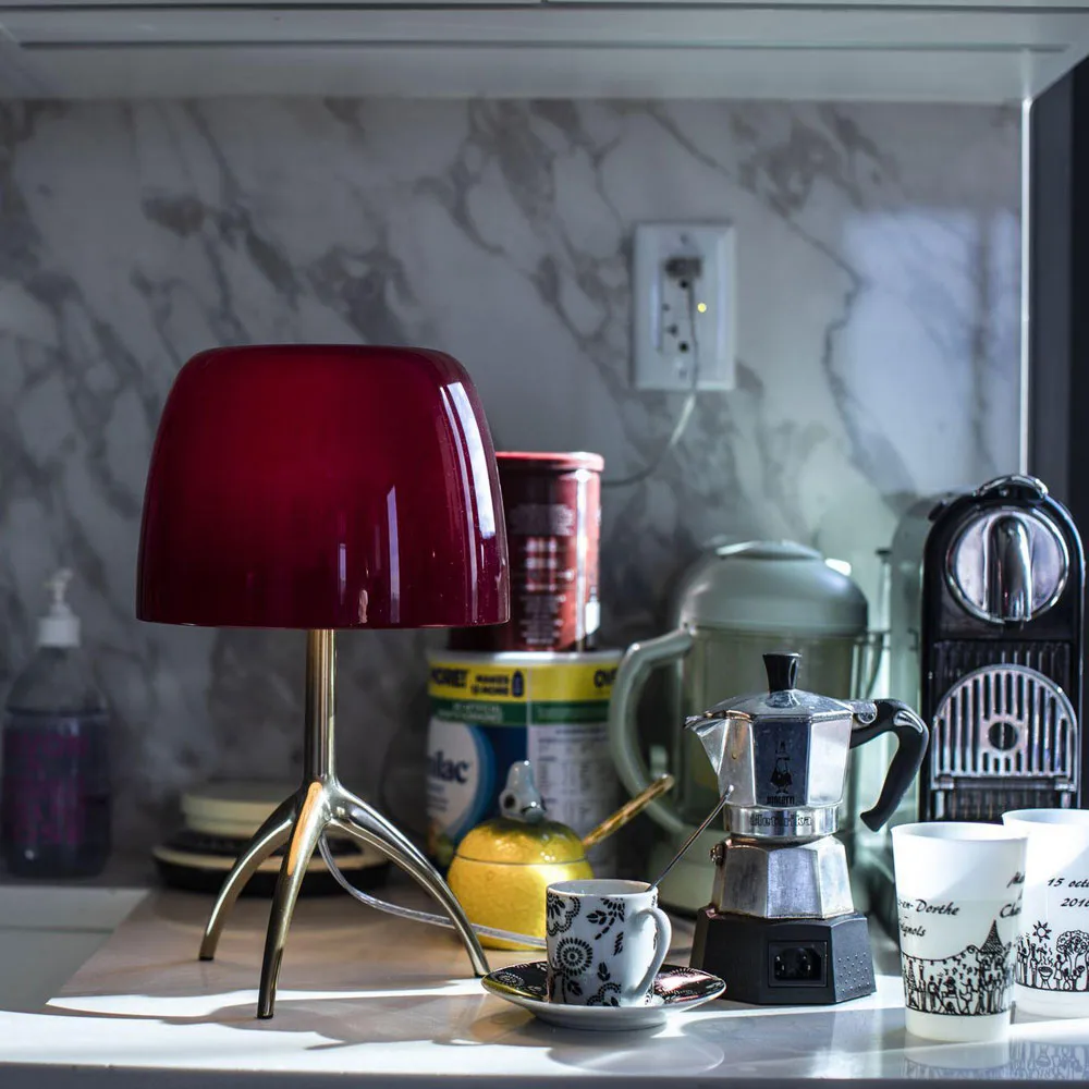 Lumiere Piccola dæmpbar bordlampe, Kirsebærrød skærm-aluminiumsfod Foscarini