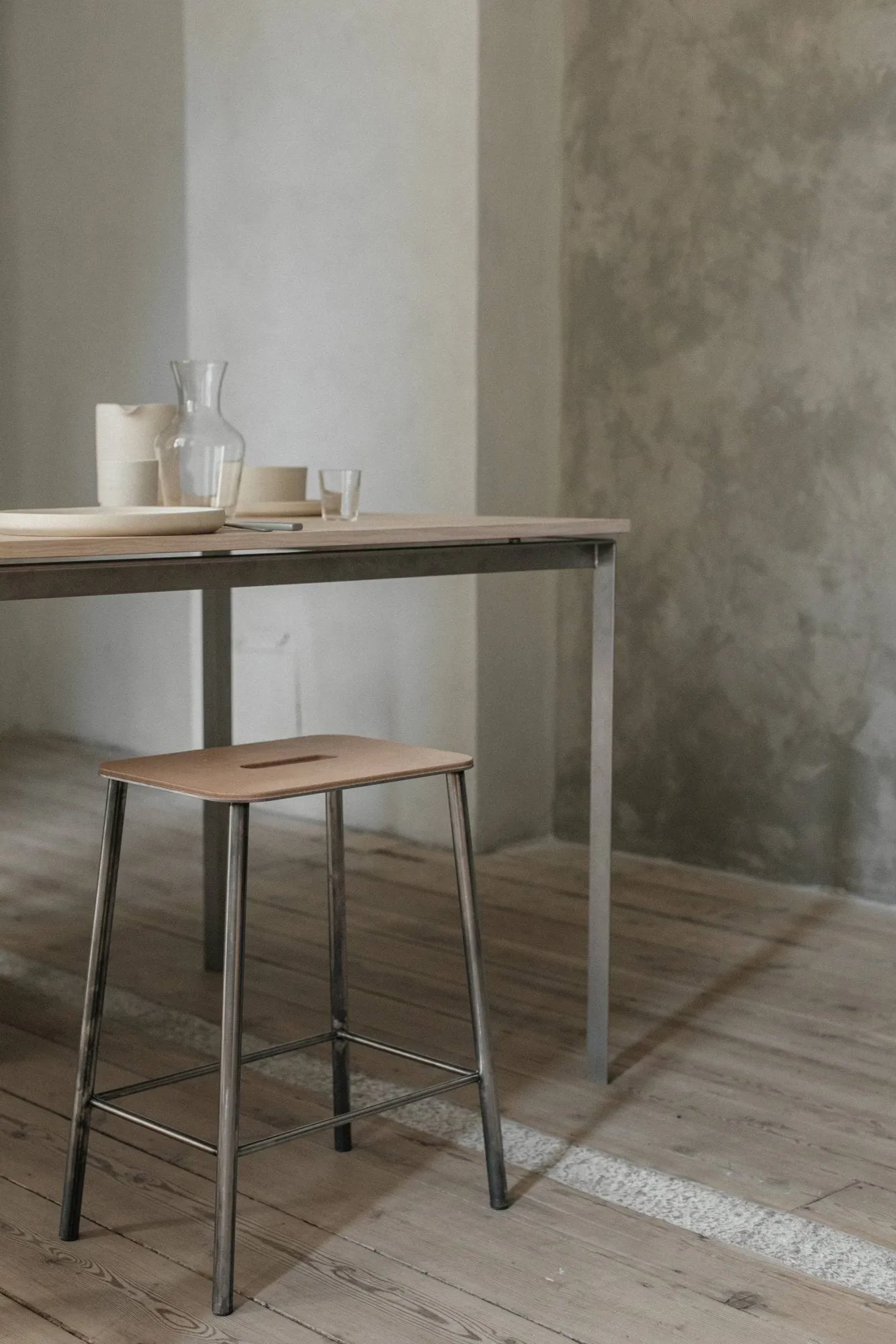 Adam skammel, Raw steel-natural leather, H:50 cm FRAMA