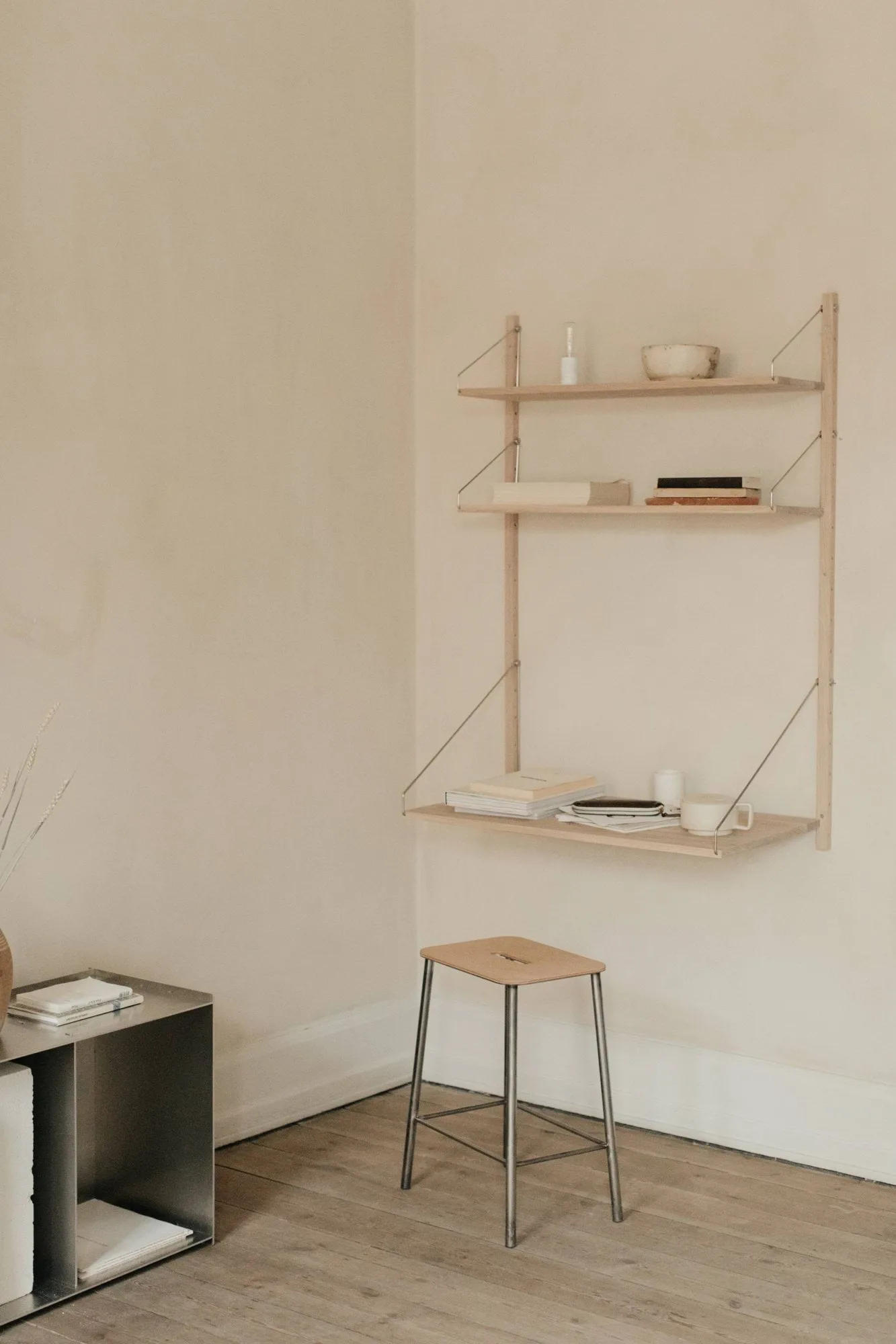 Adam skammel, Raw steel-natural leather, H:50 cm FRAMA