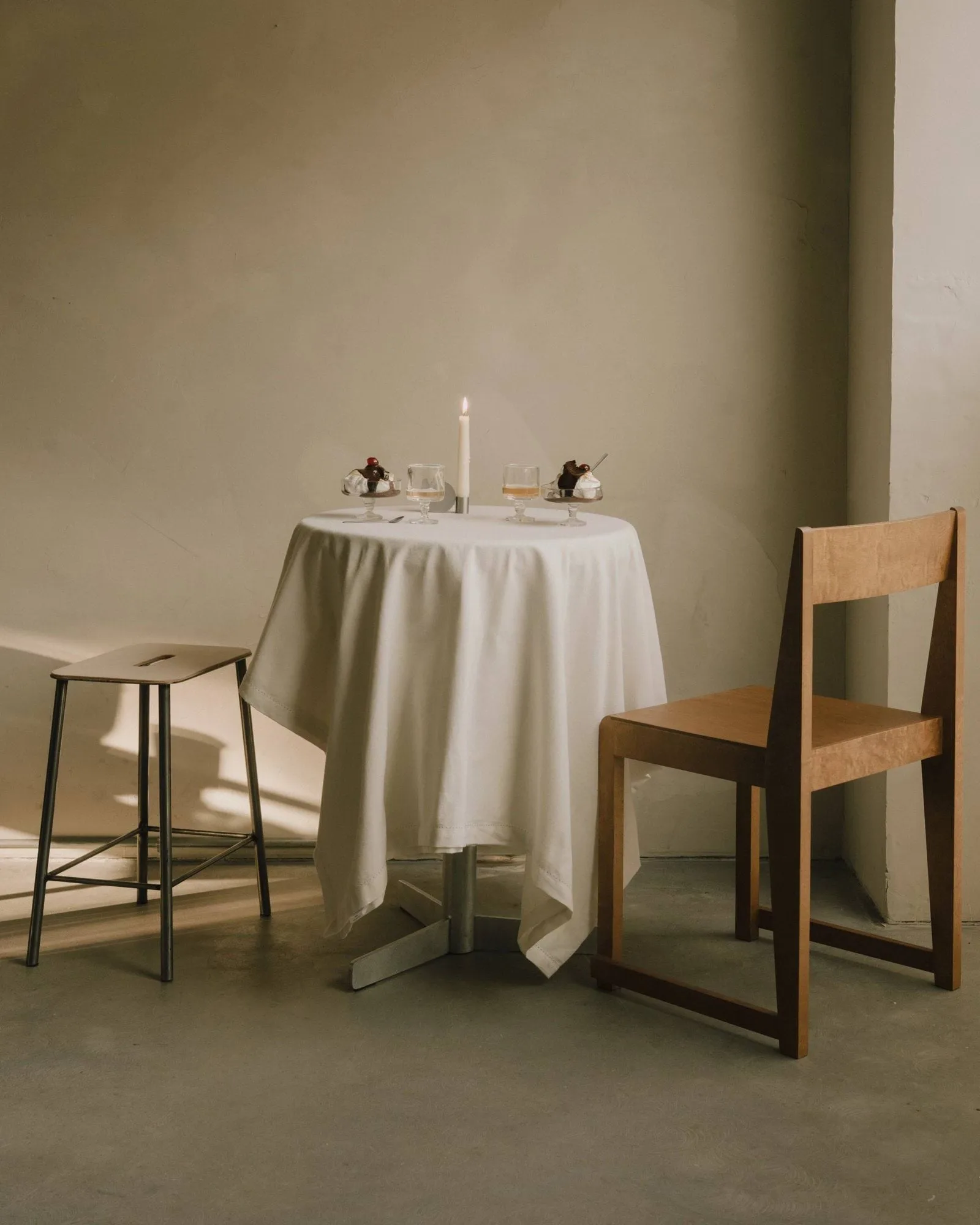 Adam skammel, Raw steel-natural leather, H:65 cm FRAMA