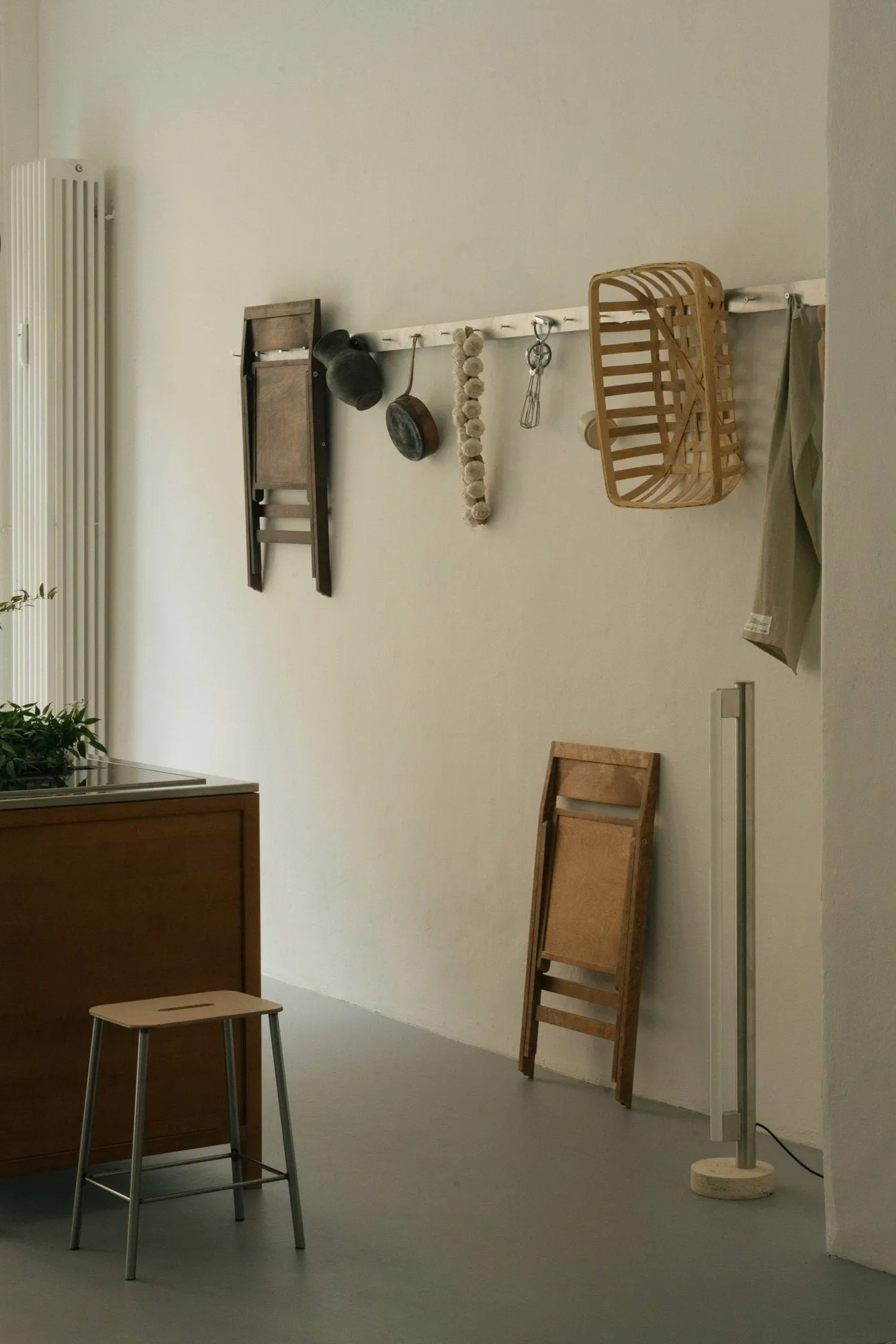 Adam skammel, Raw steel-natural leather, H:65 cm FRAMA