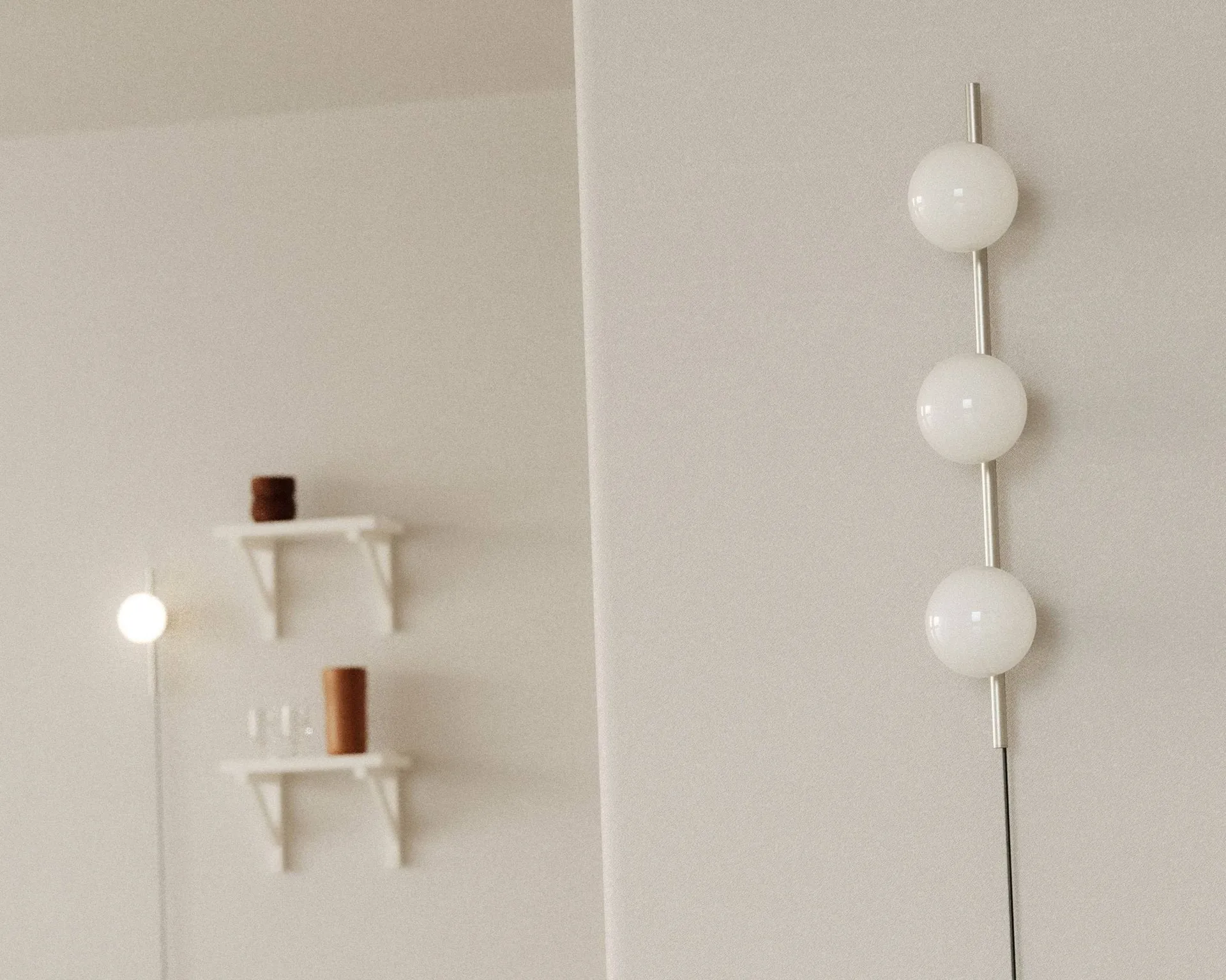 Ovoid Single væglampe, Rustfrit stål-opalglas FRAMA