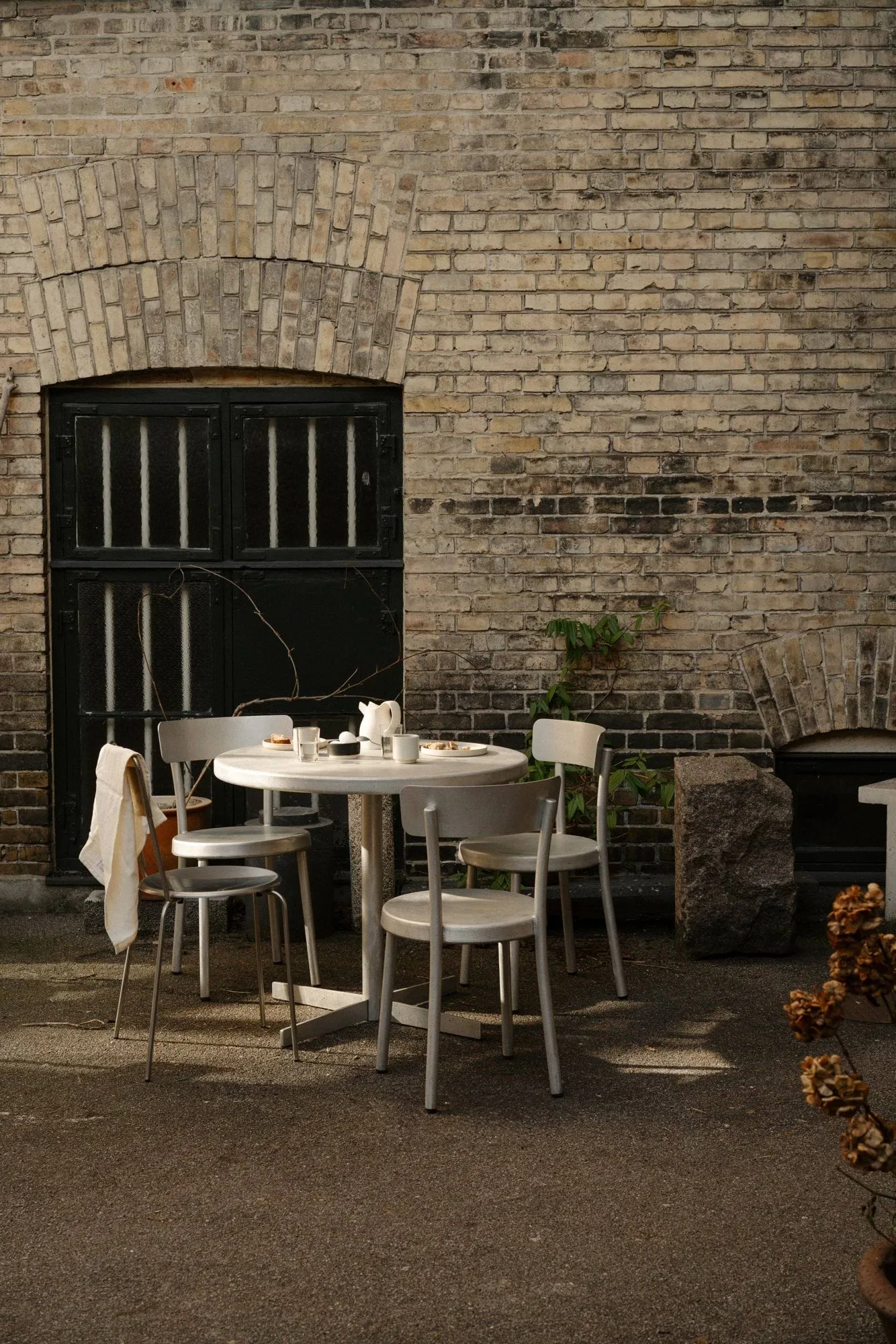 Tasca Table spisebord, Aluminium, large, Ø87,5x75,5 cm FRAMA