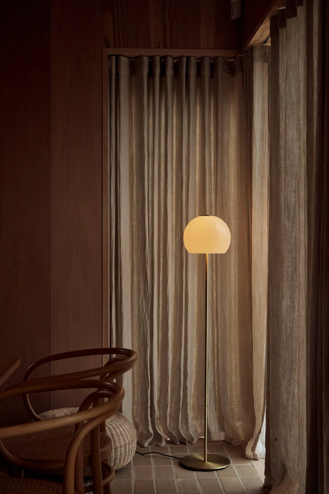Ball glass gulvlampe, Sand Grey, 130 cm Frandsen