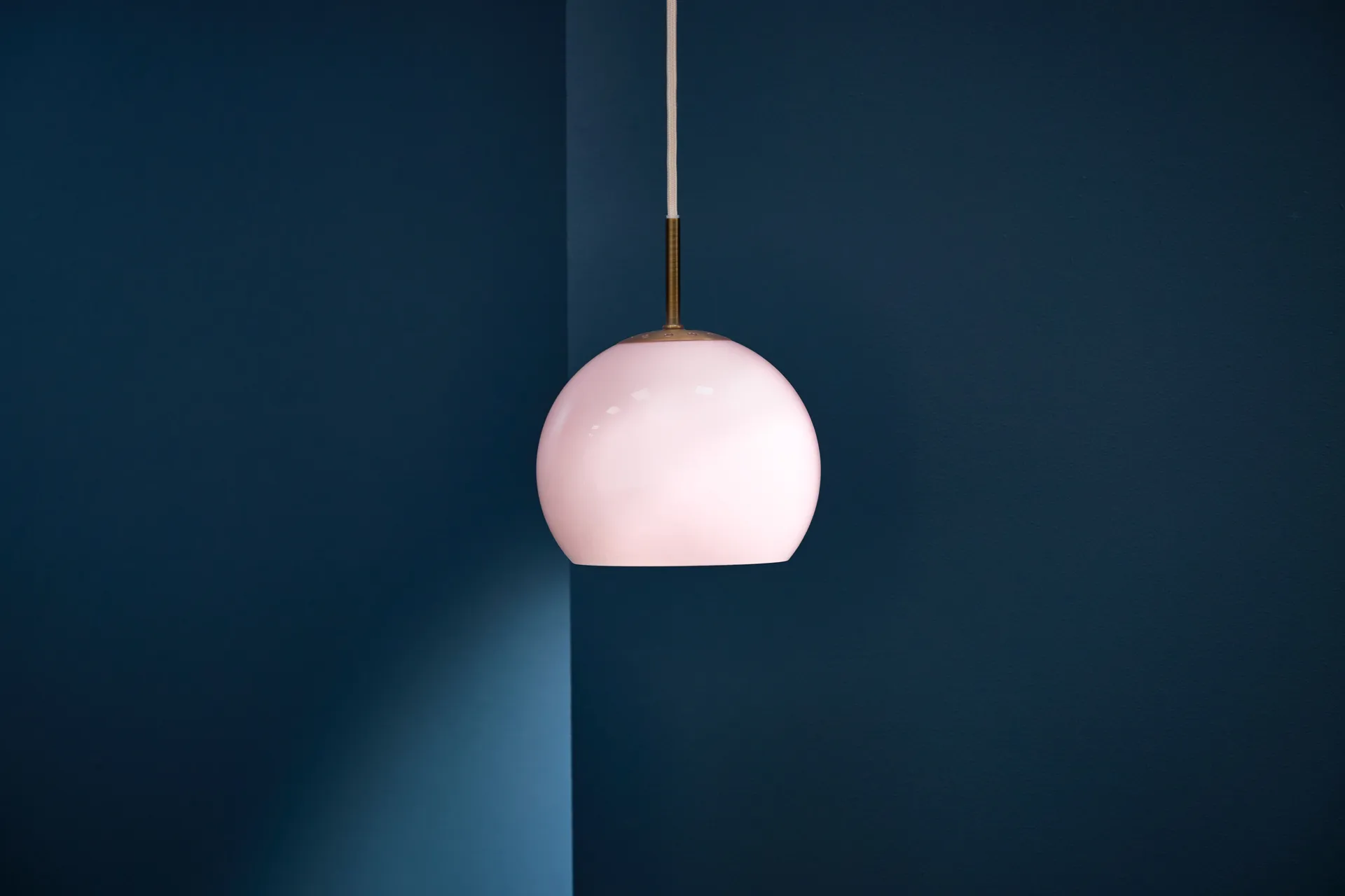Ball pendel, Opal rose, Ø18 cm Frandsen