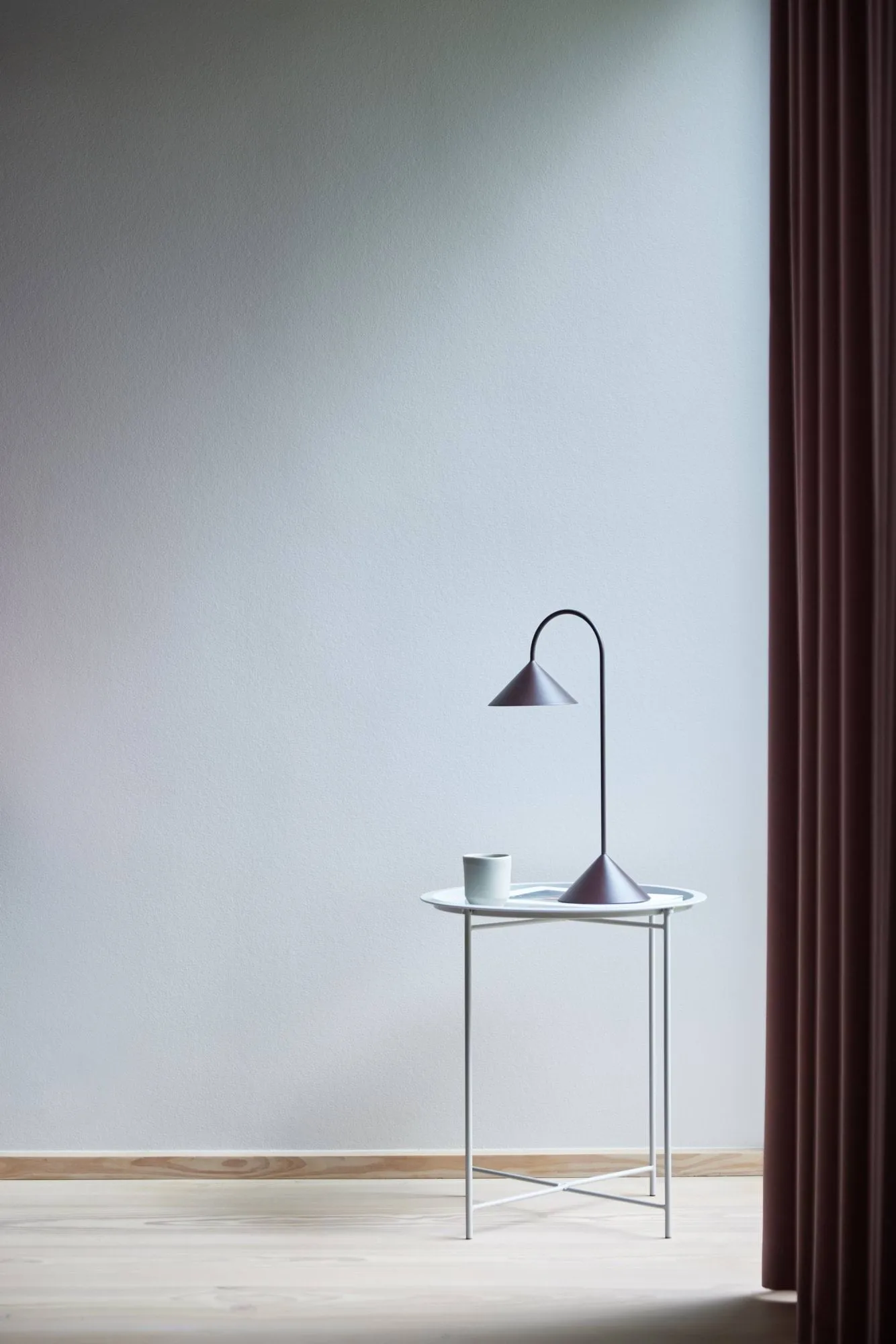 Grasp portabel bordlampe, Matt Beetroot, 47 cm Frandsen