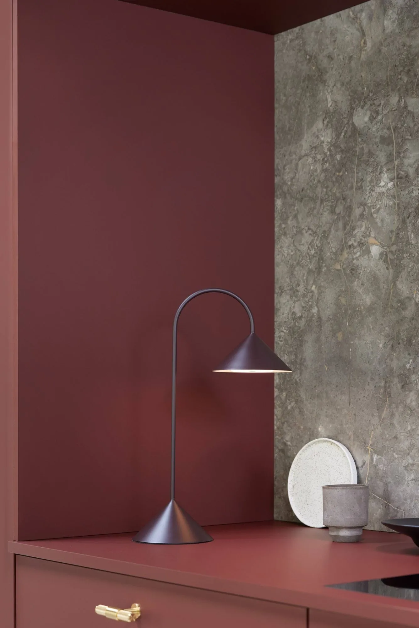 Grasp portabel bordlampe, Matt Beetroot, 47 cm Frandsen