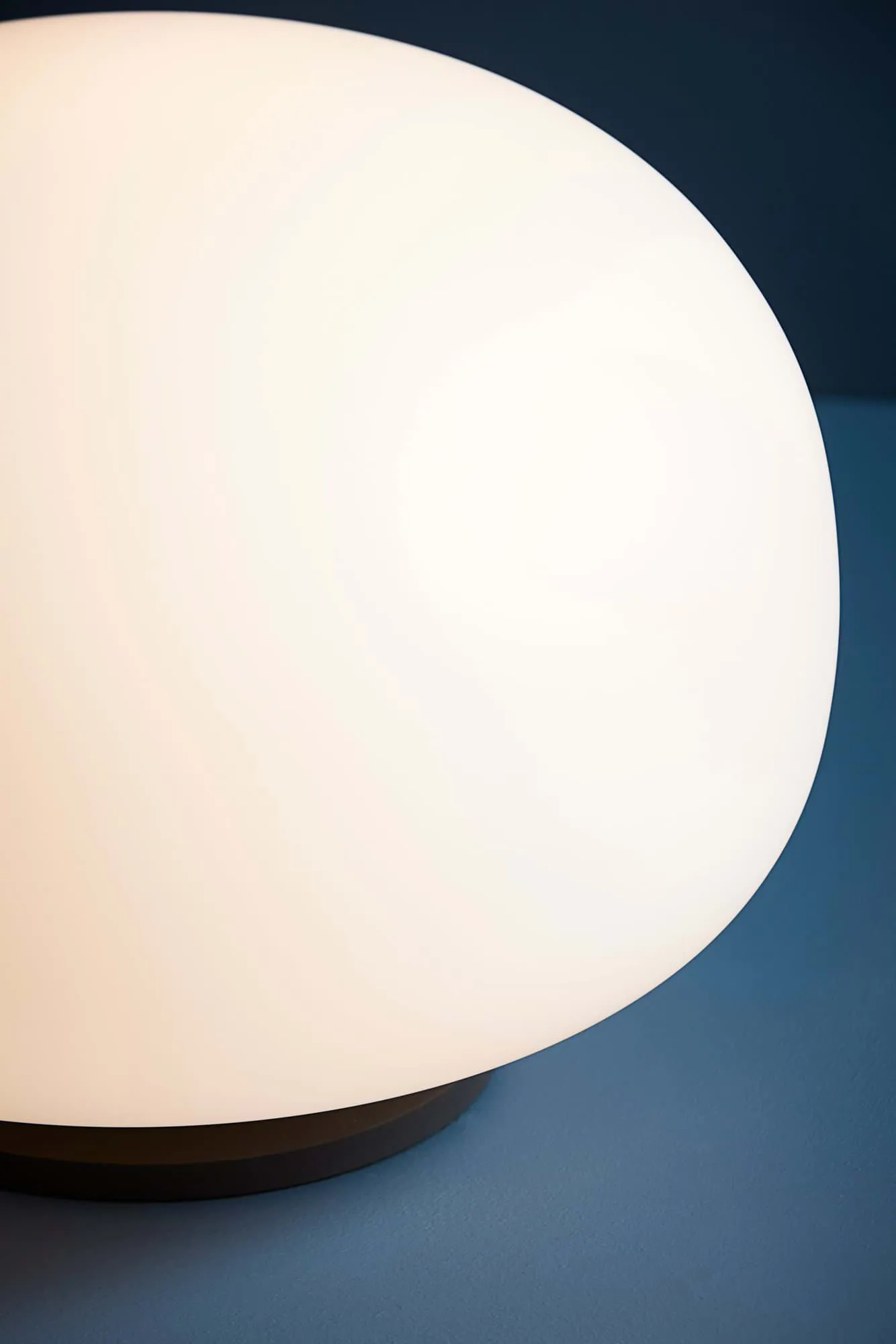 Supernate bordlampe, Opal white-black, Ø38 cm Frandsen