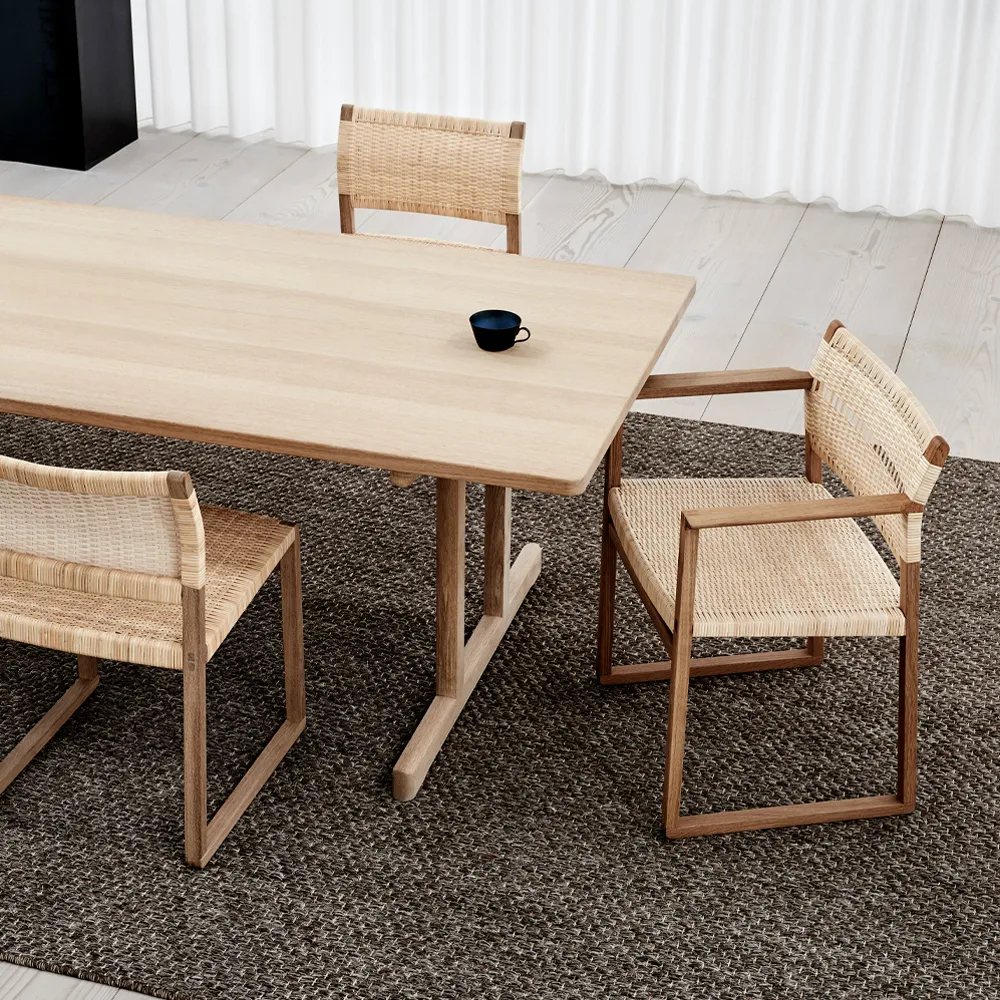 BM62 karmstol, Rattan-lakeret egtstativ Fredericia Furniture