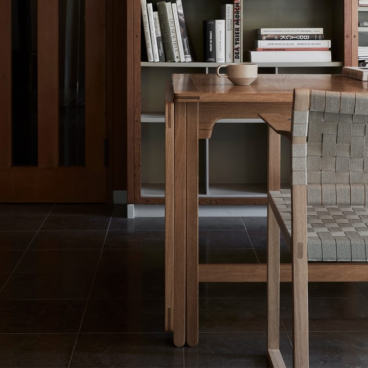 BM62 karmstol, Rattan-olieret stativ Fredericia Furniture