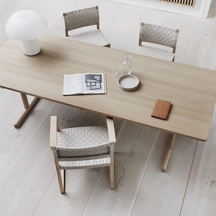 BM62 karmstol, Rattan-olieret stativ Fredericia Furniture