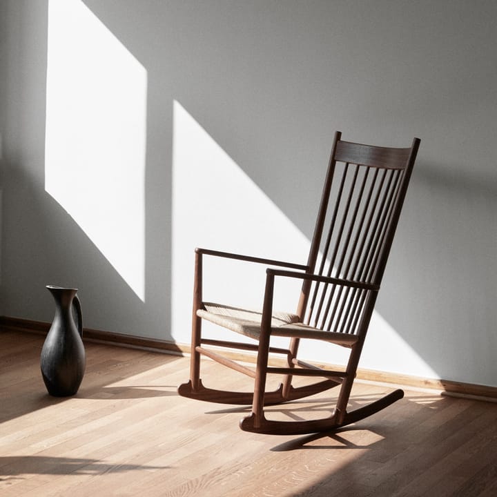J16 gyngestol, Natur-sortlakeret eg Fredericia Furniture
