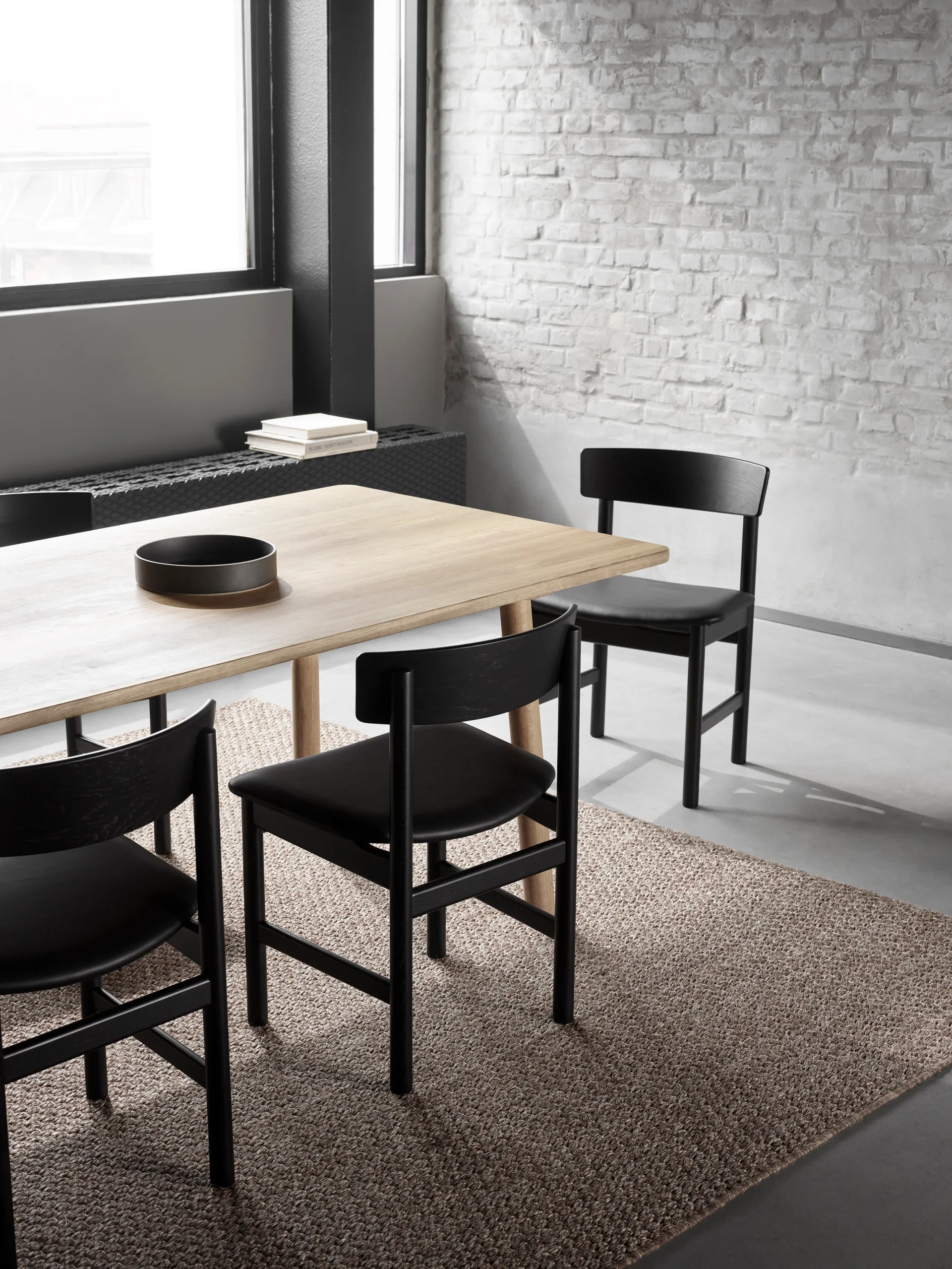 J39 stol, Sortlakeret bøgetræ-læder Omni 301 sort Fredericia Furniture