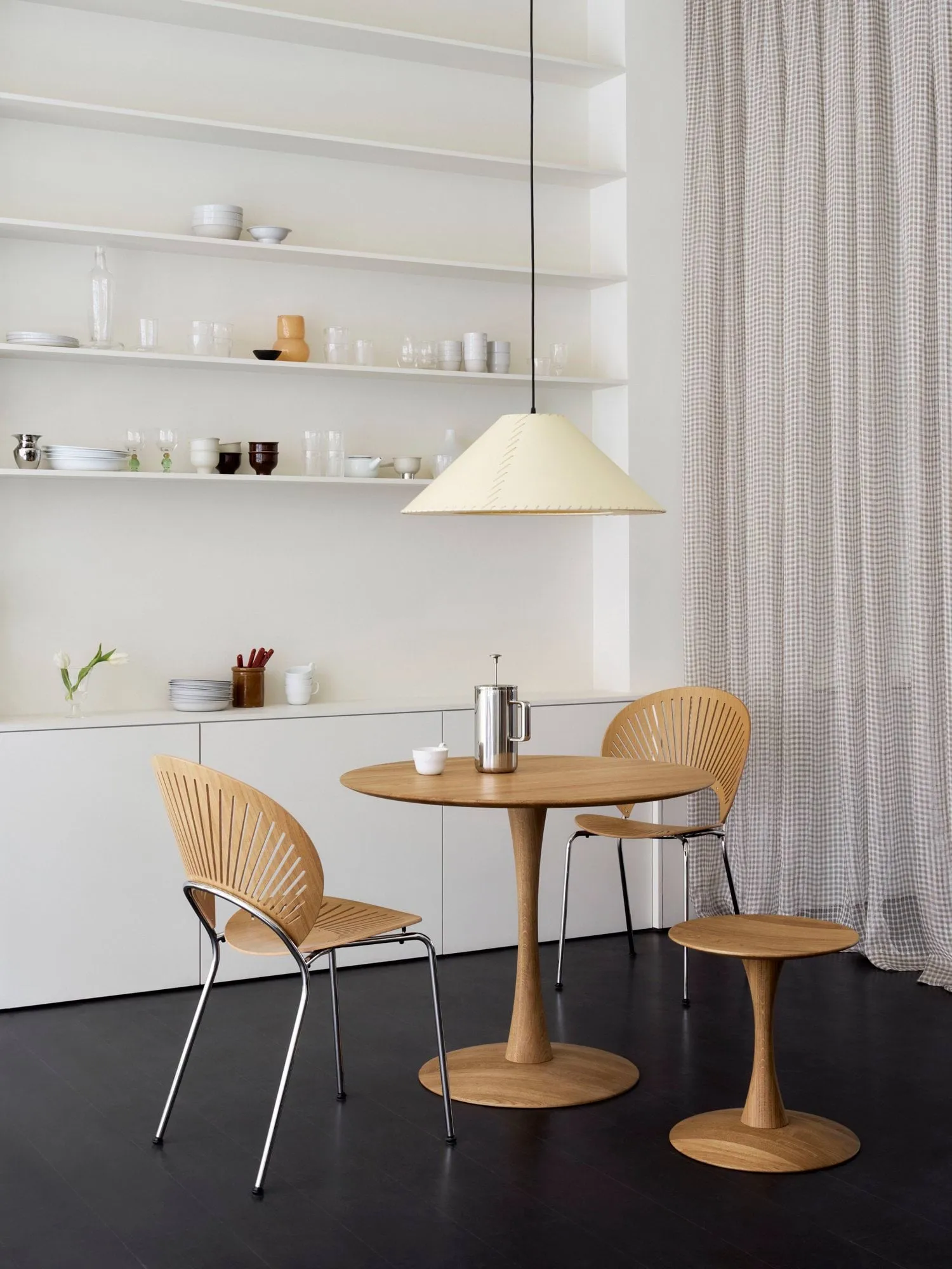 ND106 Trisse spisebord, Olieret eg, Ø90x73 cm Fredericia Furniture