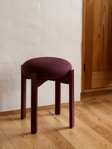 Pioneer rund skammel lav - Odino RC43 bordeaux-bordeaux bøg, Ø41x46 cm - Fredericia Furniture