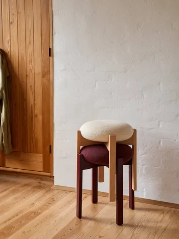 Pioneer skammel lav - Odino NE22 off white-olieret bøg - Fredericia Furniture