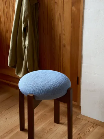 Pioneer skammel lav - Odino PV82 light blue-lakeret eg, Ø41x46 cm - Fredericia Furniture