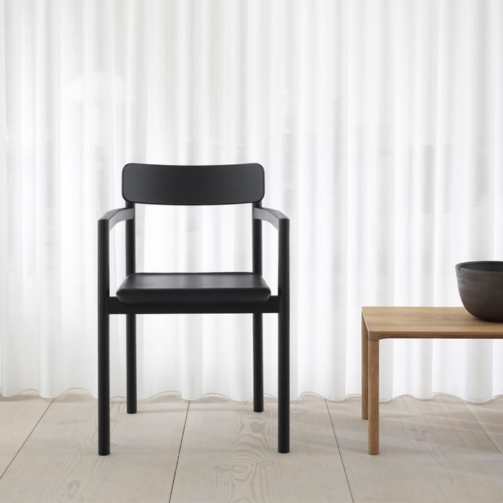 Post 3445 karmstol, Sortlakeret eg Fredericia Furniture