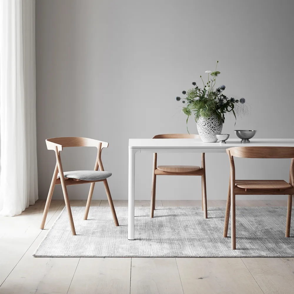 Yksi 3340 stol, Sortlakeret eg Fredericia Furniture