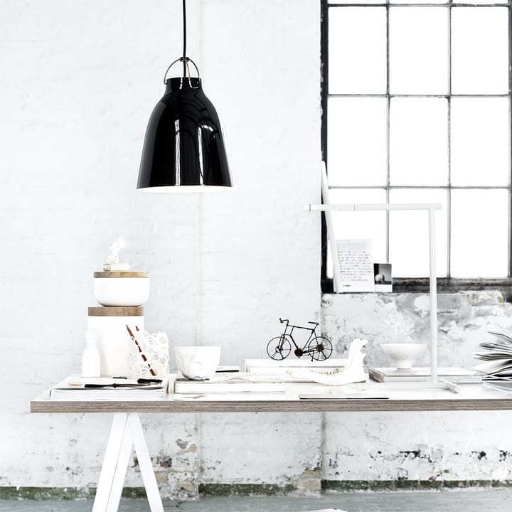 Caravaggio 2 pendel, Sort blank/Rød stofledning Fritz Hansen