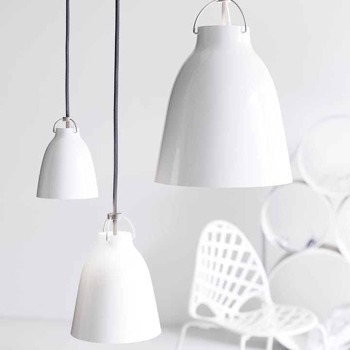 Caravaggio 2 pendel, Sort blank/Rød stofledning Fritz Hansen