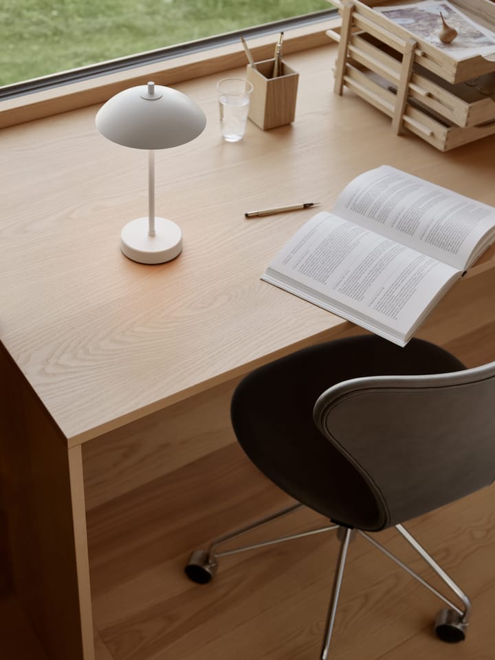 Clam bærbar bordlampe 31 cm, White Fritz Hansen