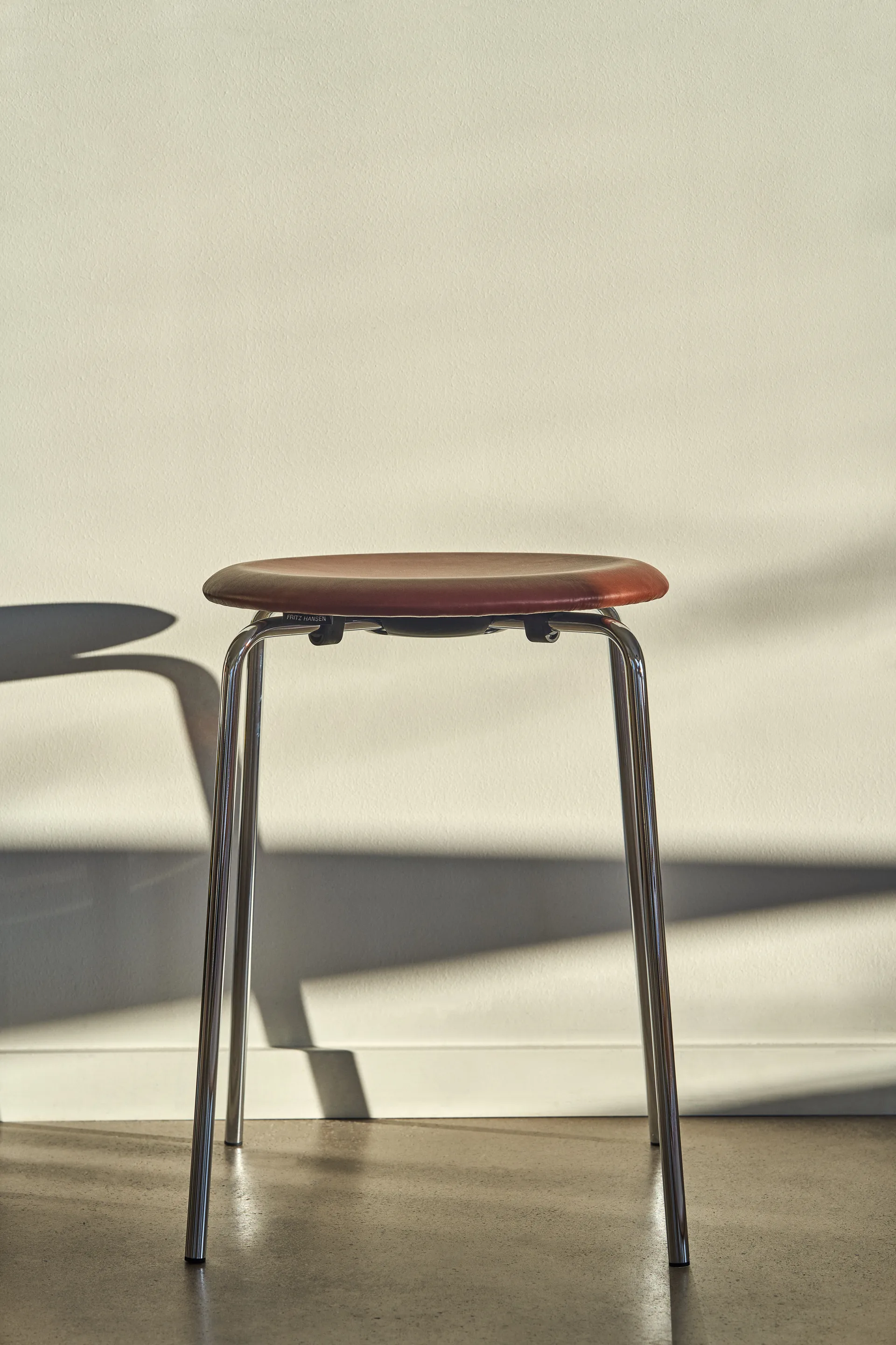Dot rund skammel læder, Chestnut, Ø34x44 cm Fritz Hansen