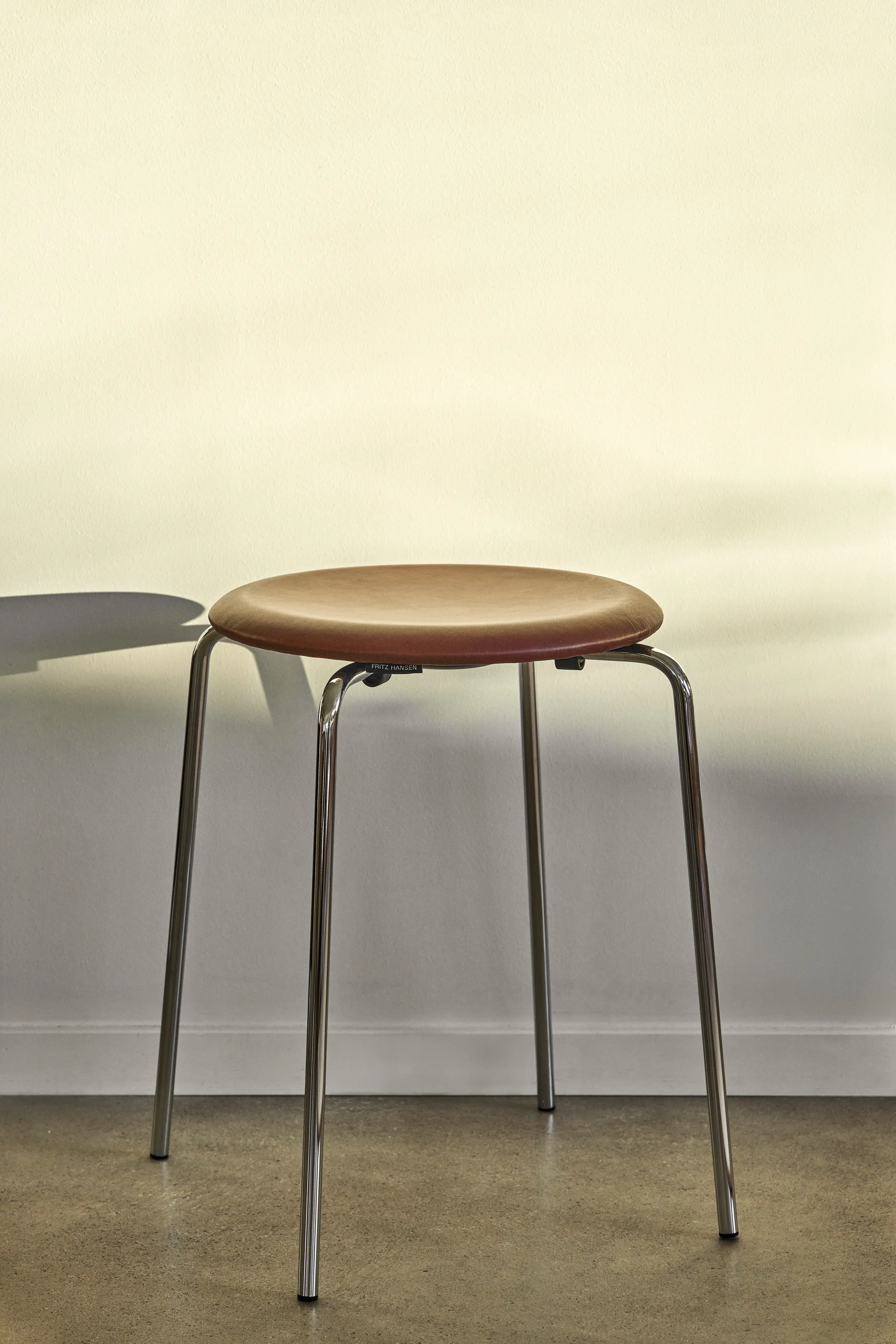 Dot rund skammel læder, Chestnut, Ø34x44 cm Fritz Hansen
