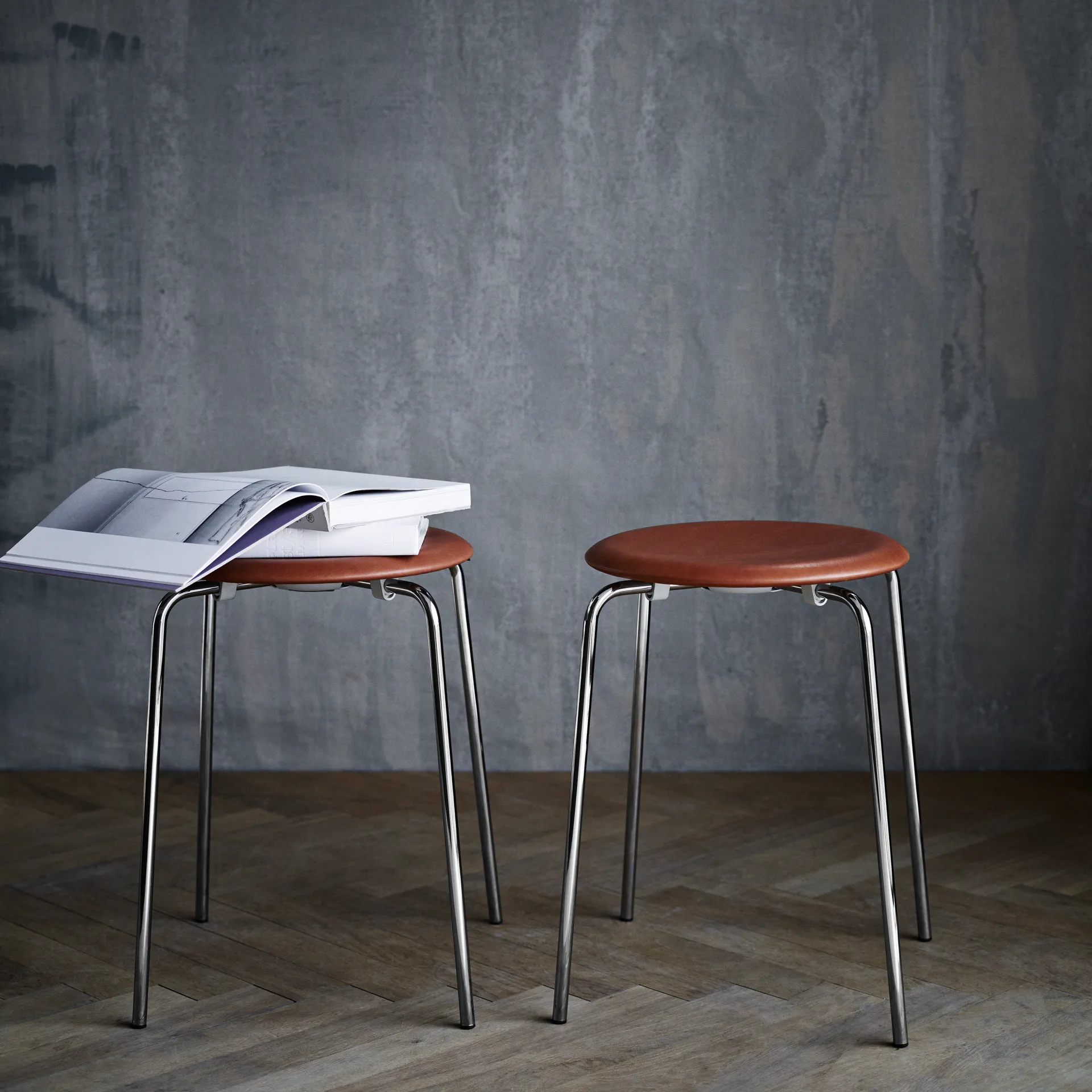 Dot skammel læder, Wild leather walnut Fritz Hansen