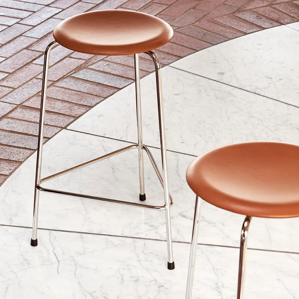 High Dot skammel læder, Wild leather walnut Fritz Hansen