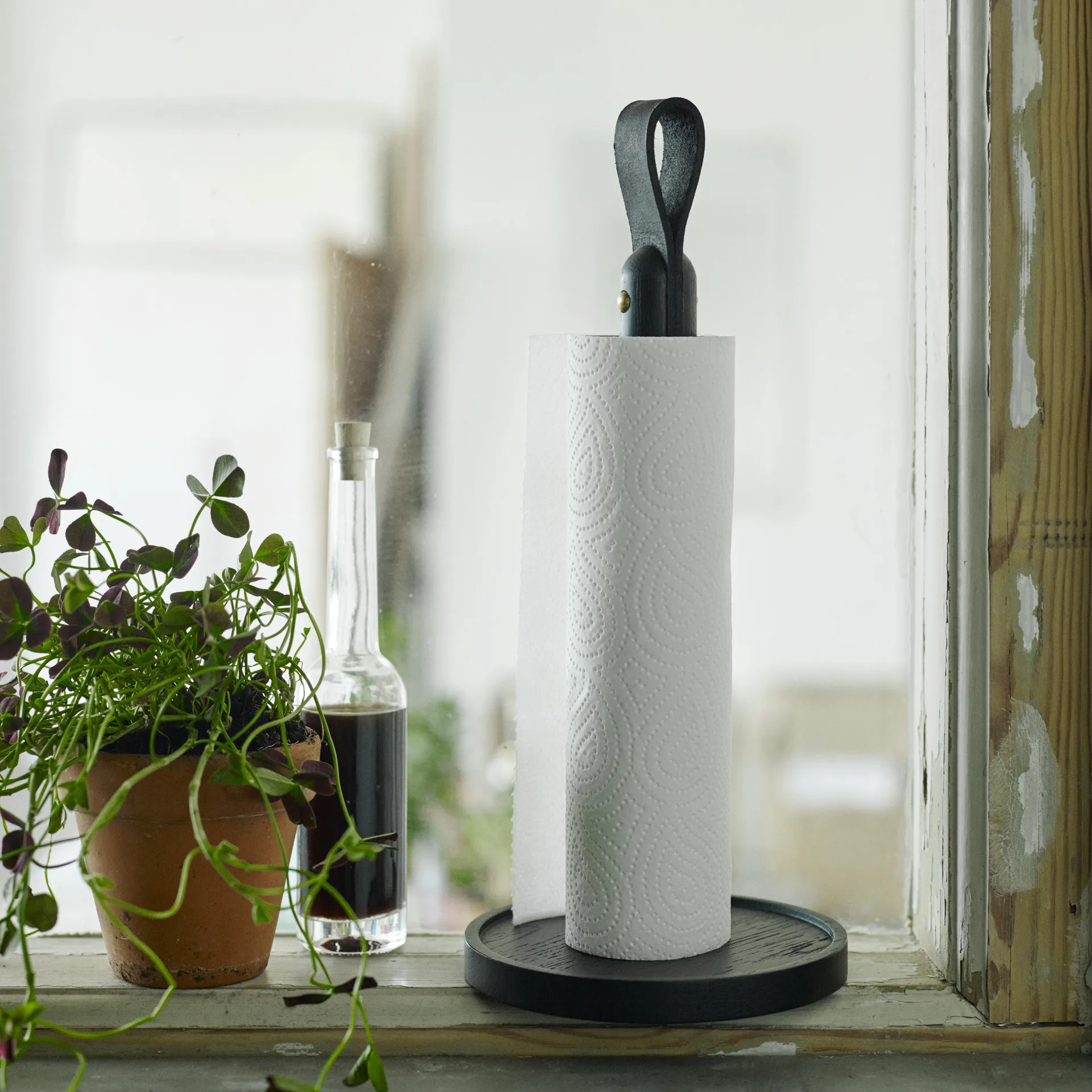 Norr køkkenrulleholder, sortlaseret eg Fritz Hansen