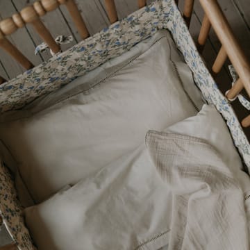 Delikat satin quiltet tremmesengsbeskytter - 30x360 cm - Garbo&Friends