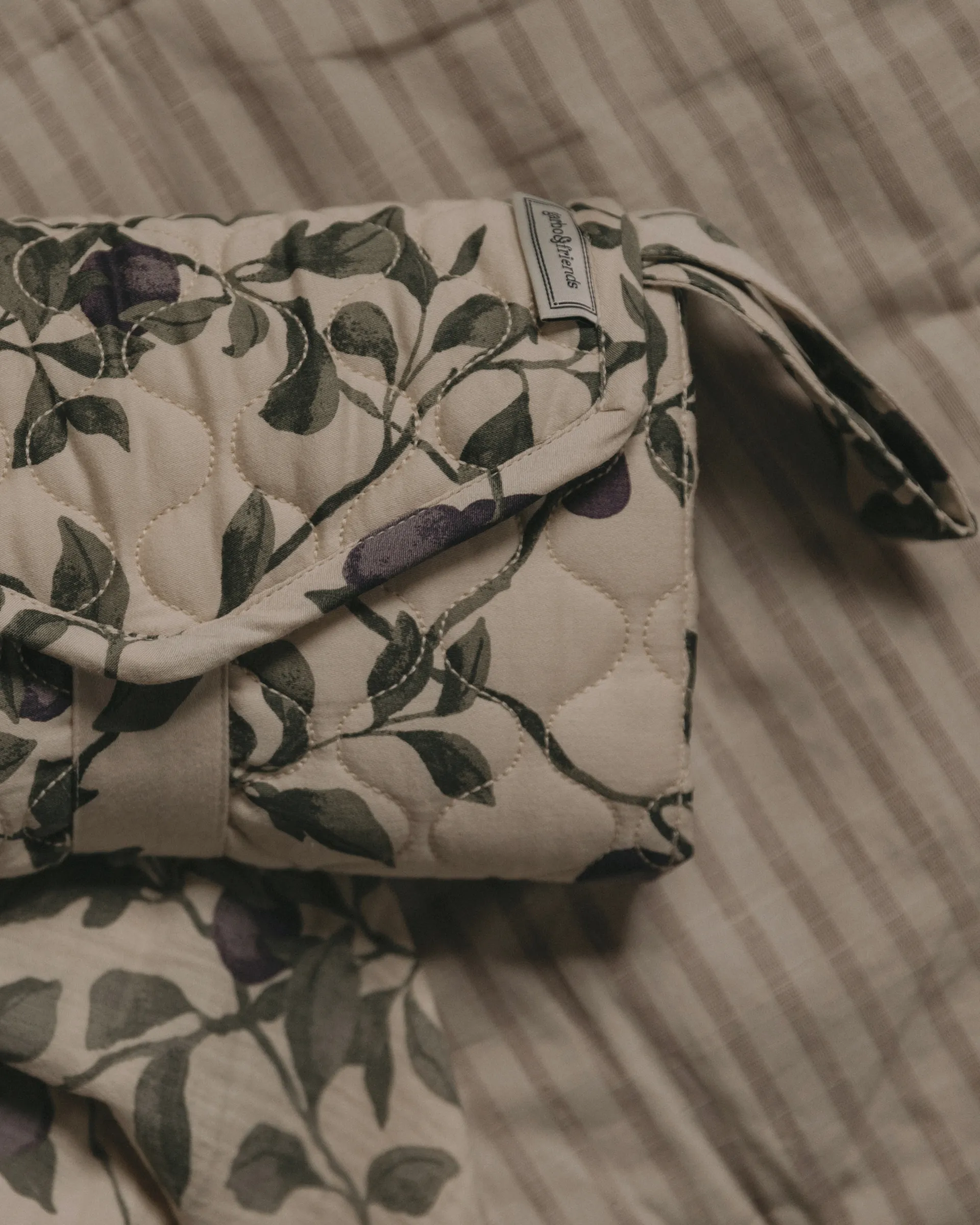 Plum satin quiltet change to go, bærbar puslepude, 46x80 cm Garbo&Friends