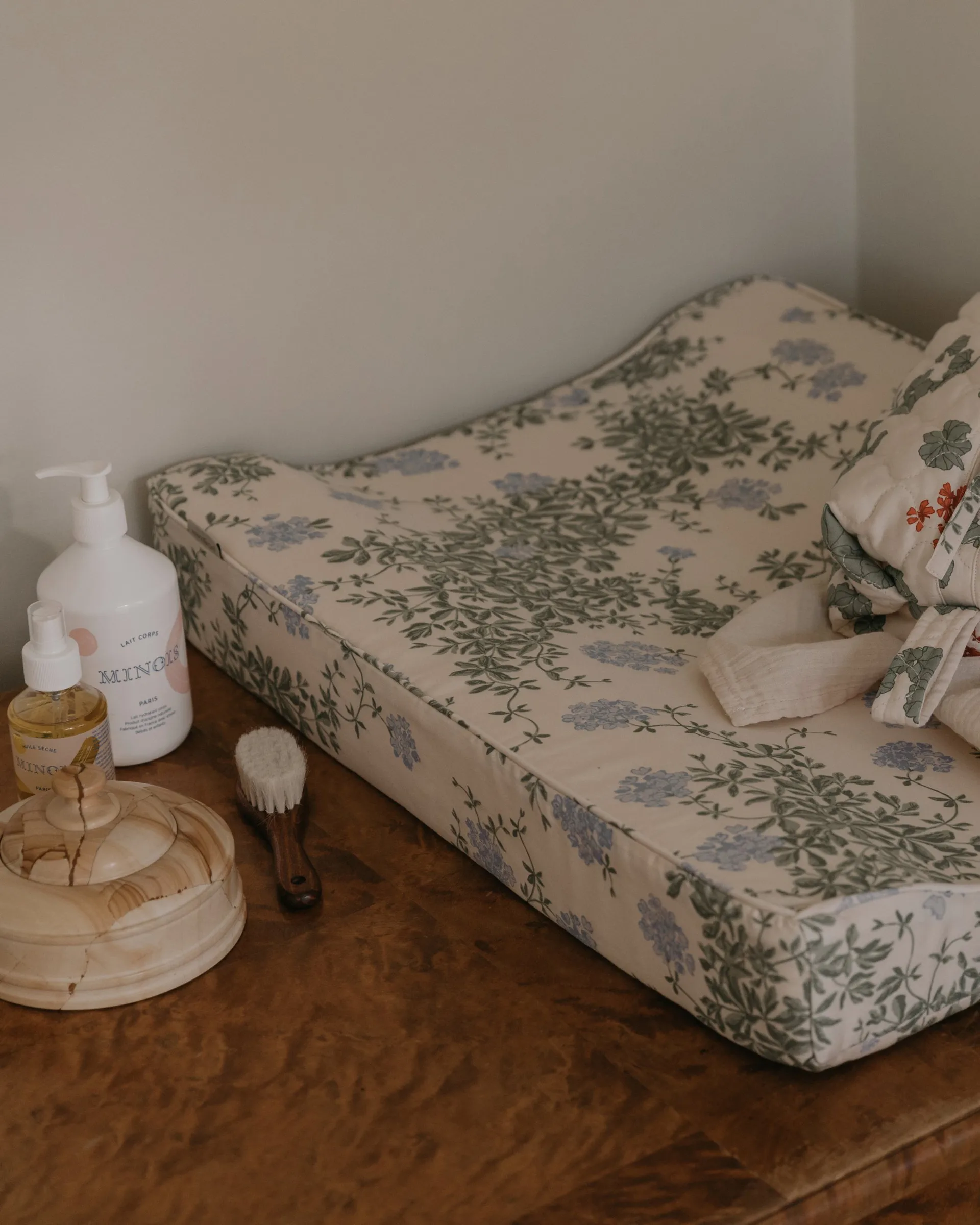 Plumbago satin quiltet puslepude, 50x65x9 cm Garbo&Friends