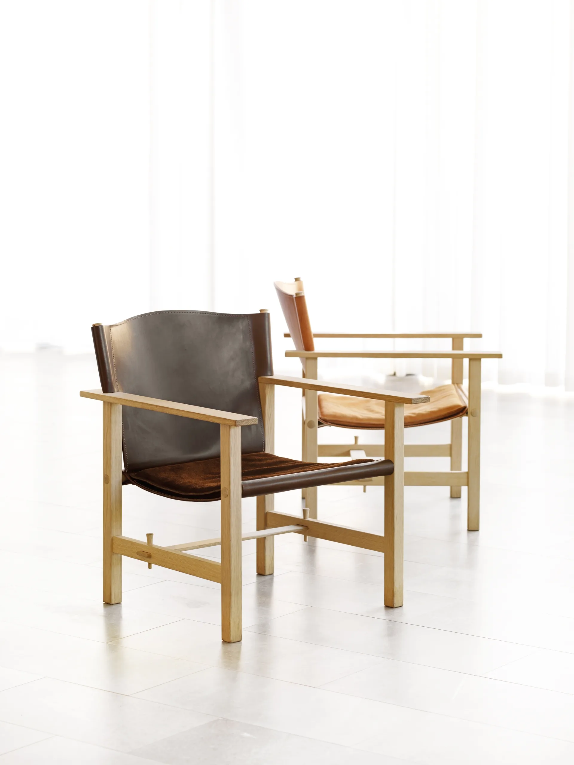 Ferdinand lænestol, Ubehandlet eg-Tärnsjö læder mørkebrun Gärsnäs