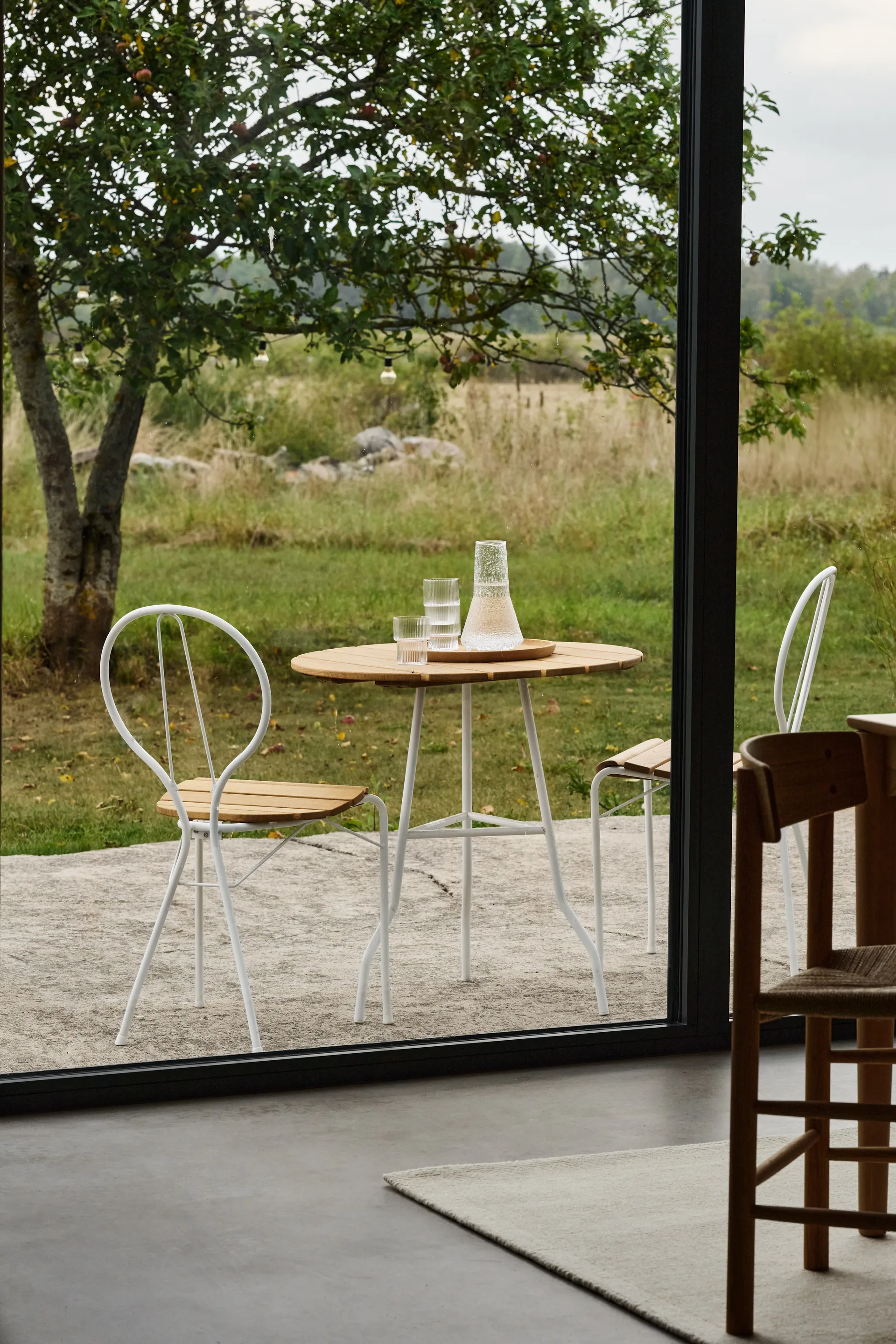 Pia stol, Hvidlakeret stålstativ-olieret eg Gärsnäs