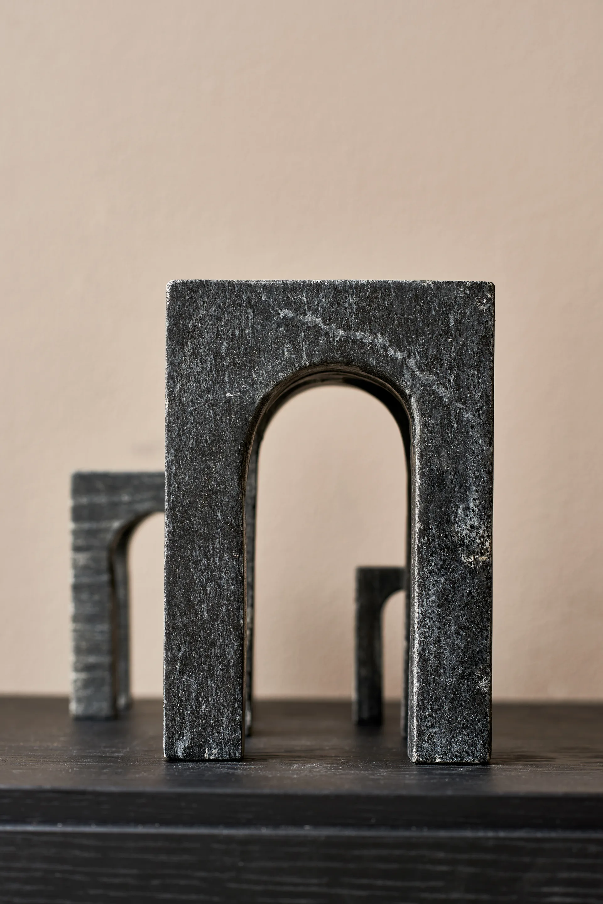 Arkis bogstøtte 3 dele, Sort Gejst