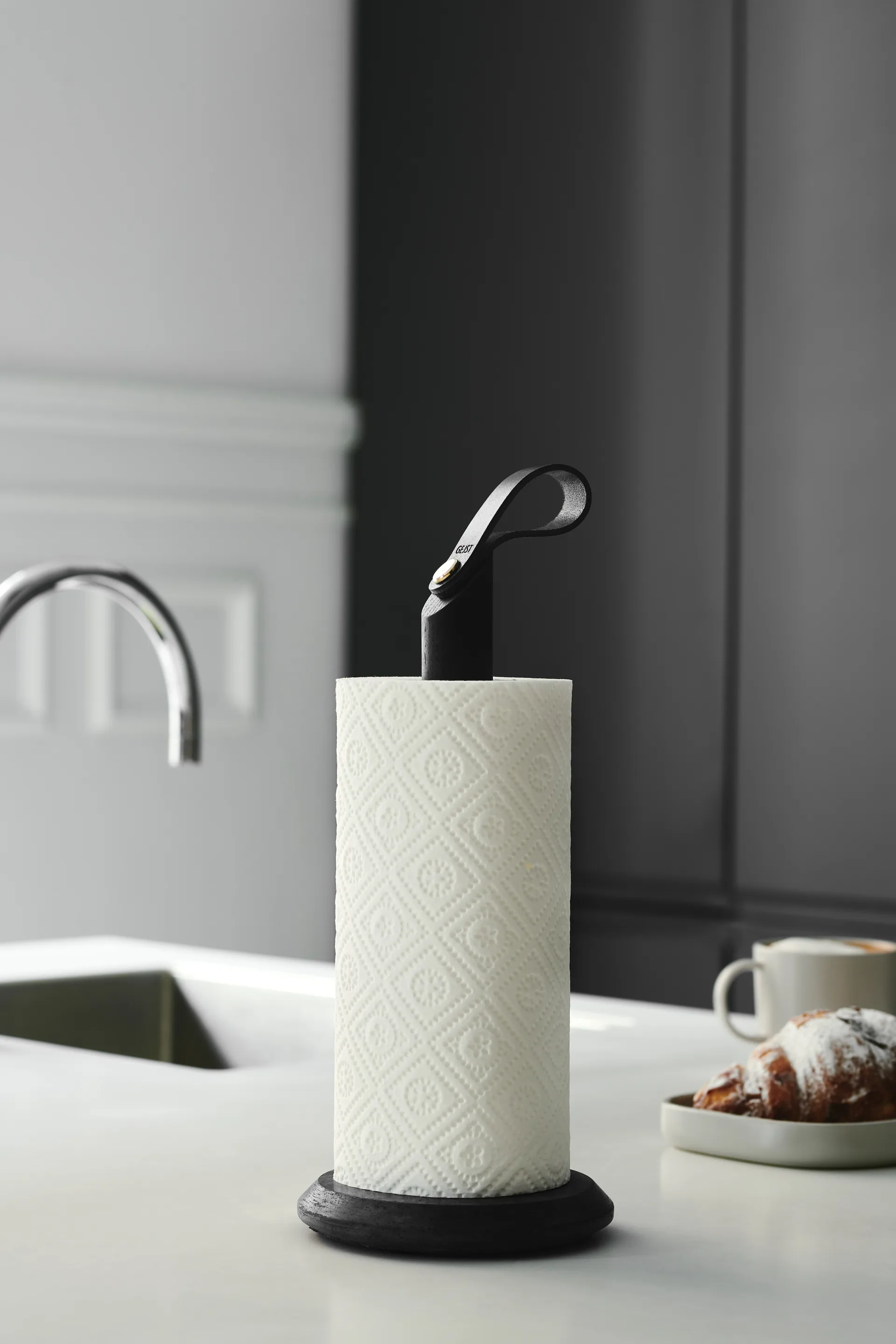 Grab køkkenrulleholder, Sortbejdset eg Gejst