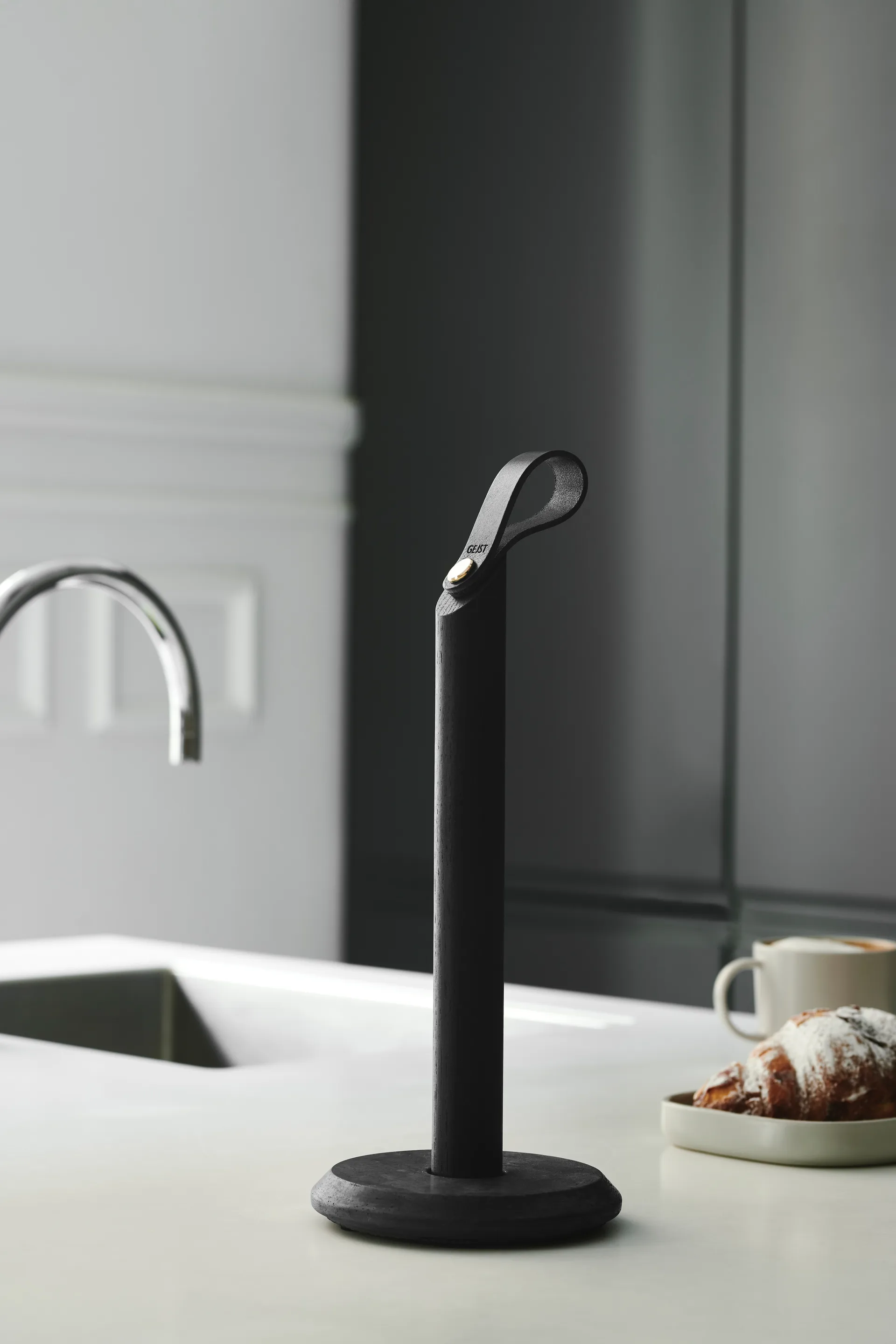 Grab køkkenrulleholder, Sortbejdset eg Gejst