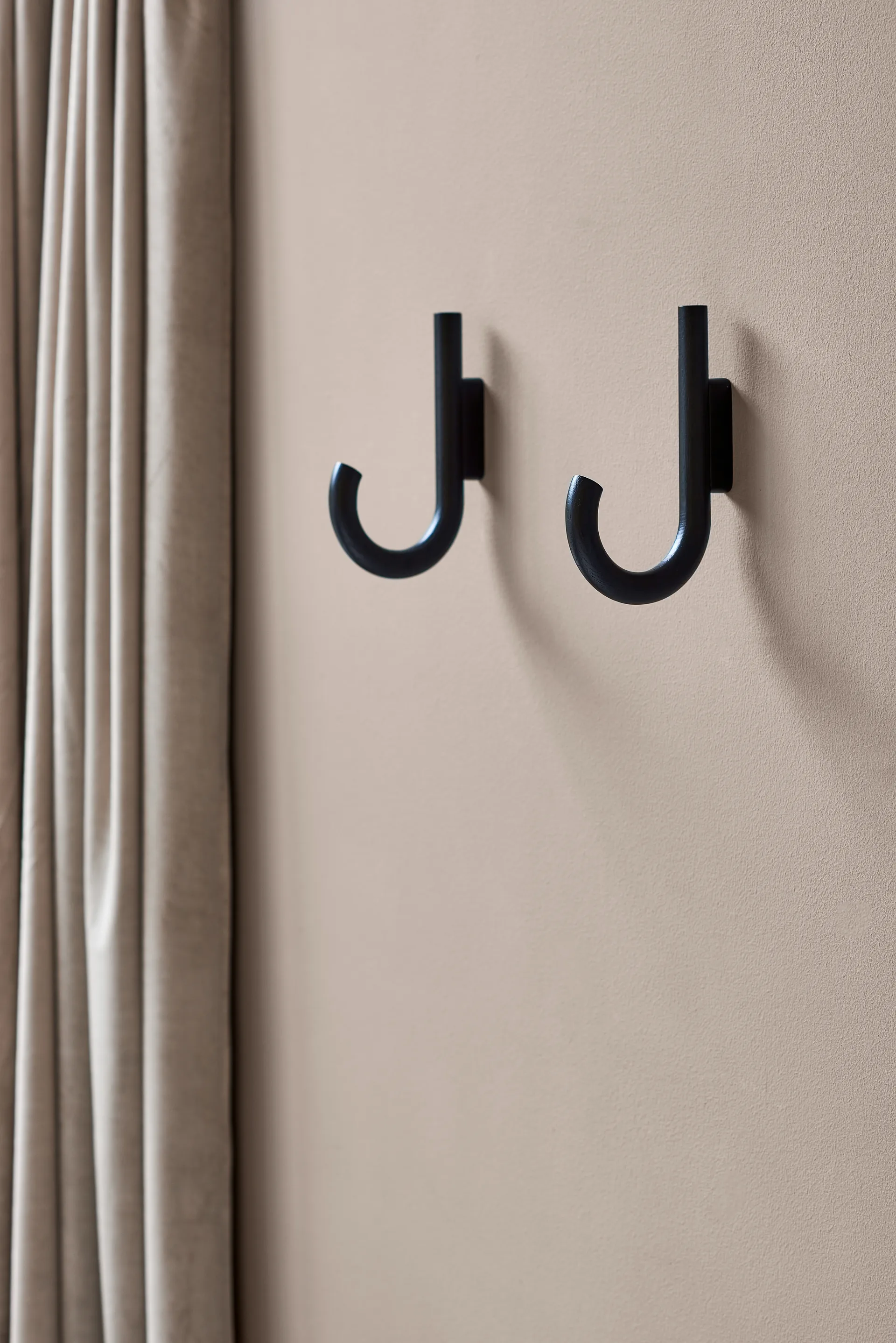 Hook krog 19 cm, Sortbejdset egetræ, sort Gejst