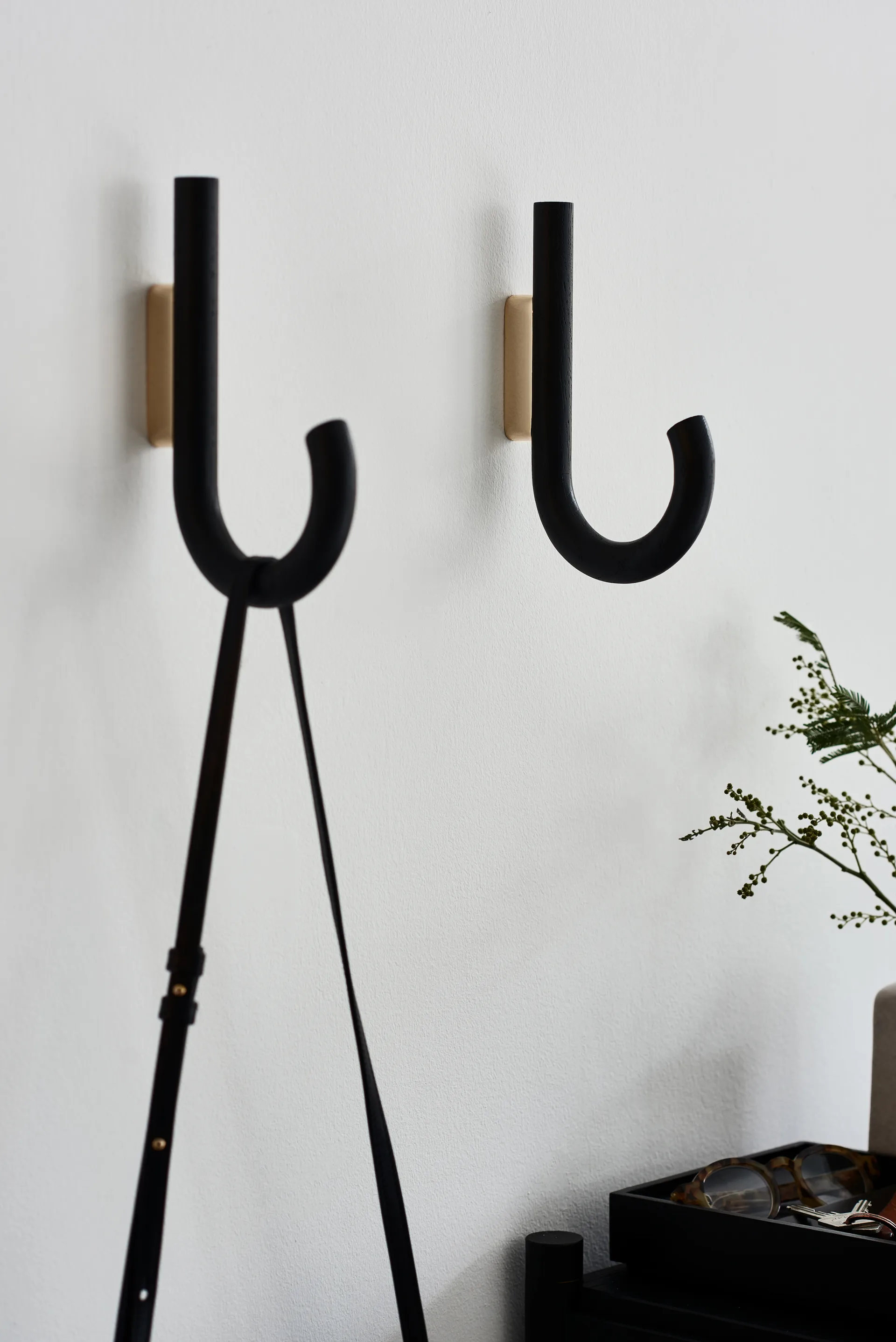 Hook krog 19 cm, Sortbejdset egetræ/Messing Gejst