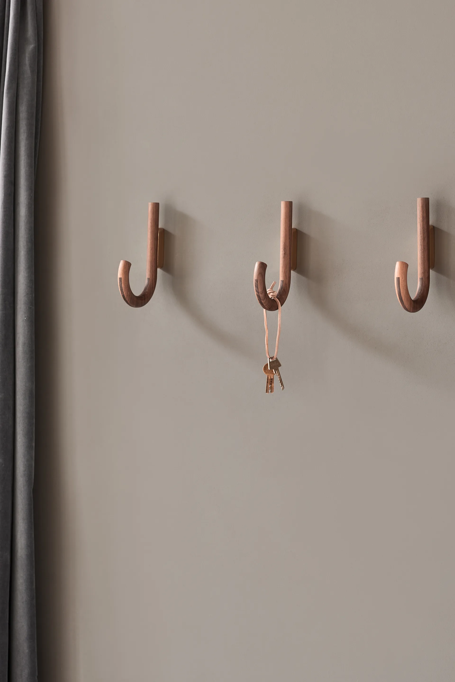 Hook krog 19 cm, Valnød/Messing Gejst