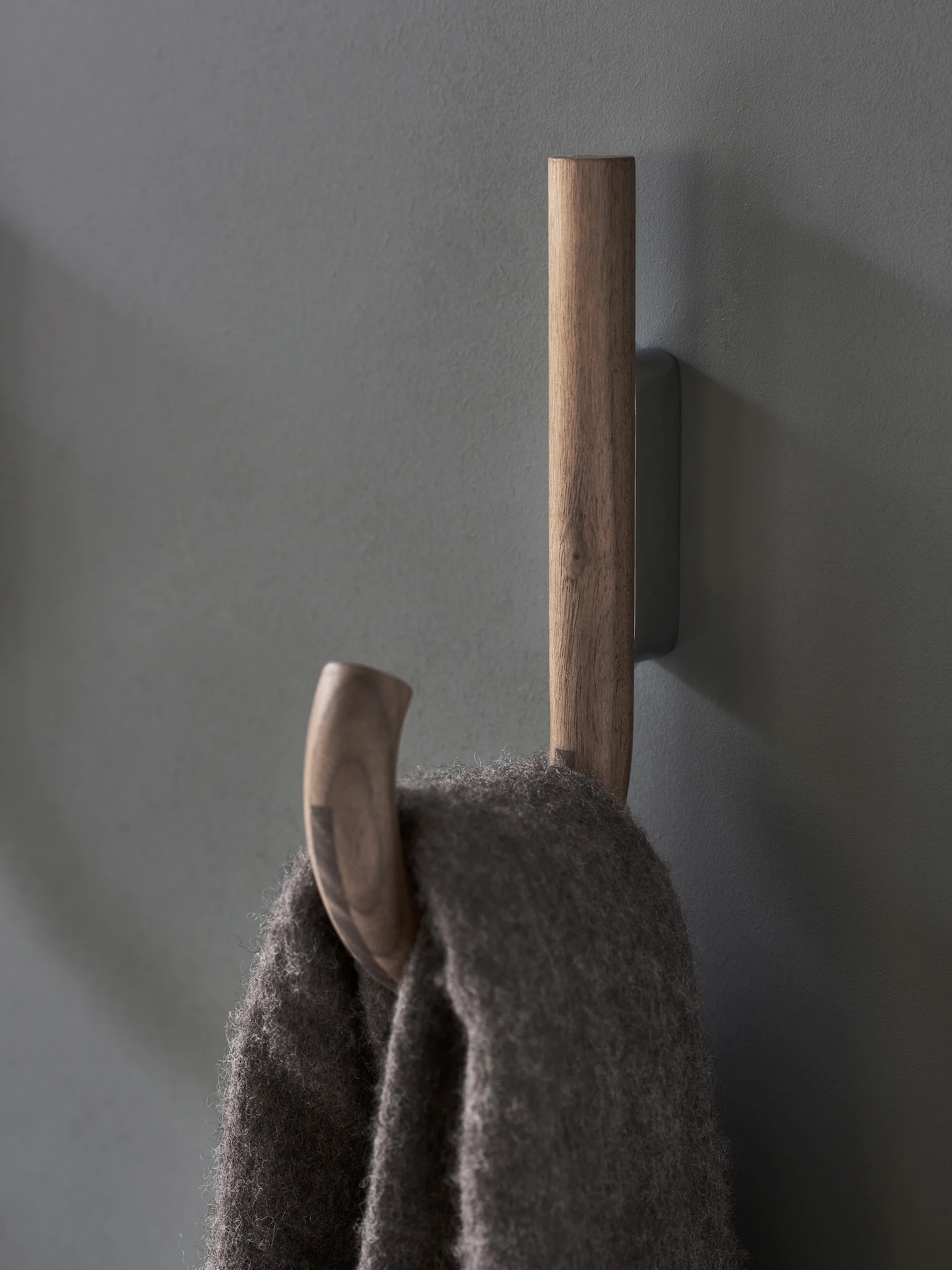 Hook krog 19 cm, Valnød/Sort Gejst